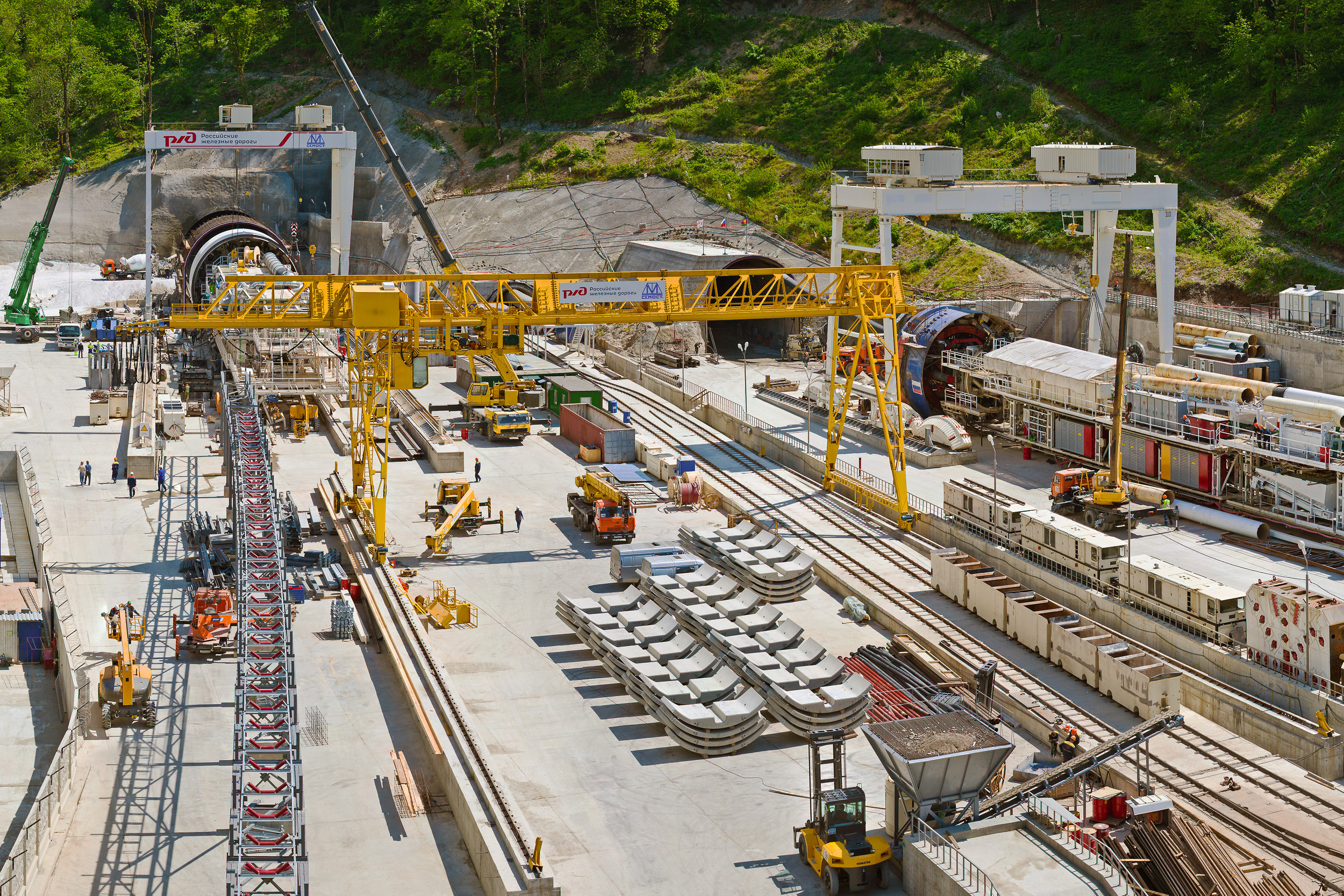 Фотосъемка строительства и инфраструктуры: Строительство автомобильной и железной дороги Адлер — Красная Поляна