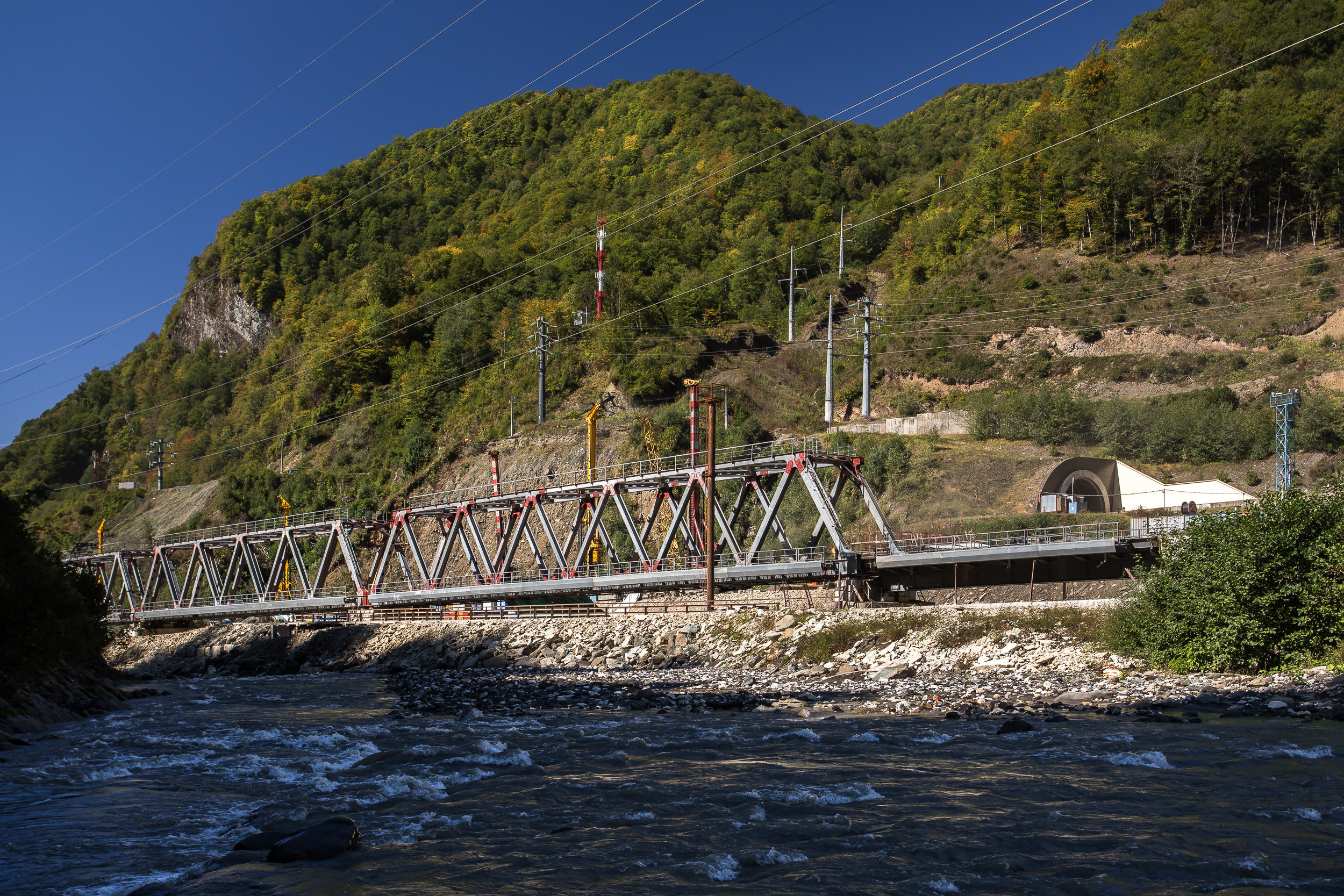 Фотосъемка строительства и инфраструктуры: Строительство автомобильной и железной дороги Адлер — Красная Поляна