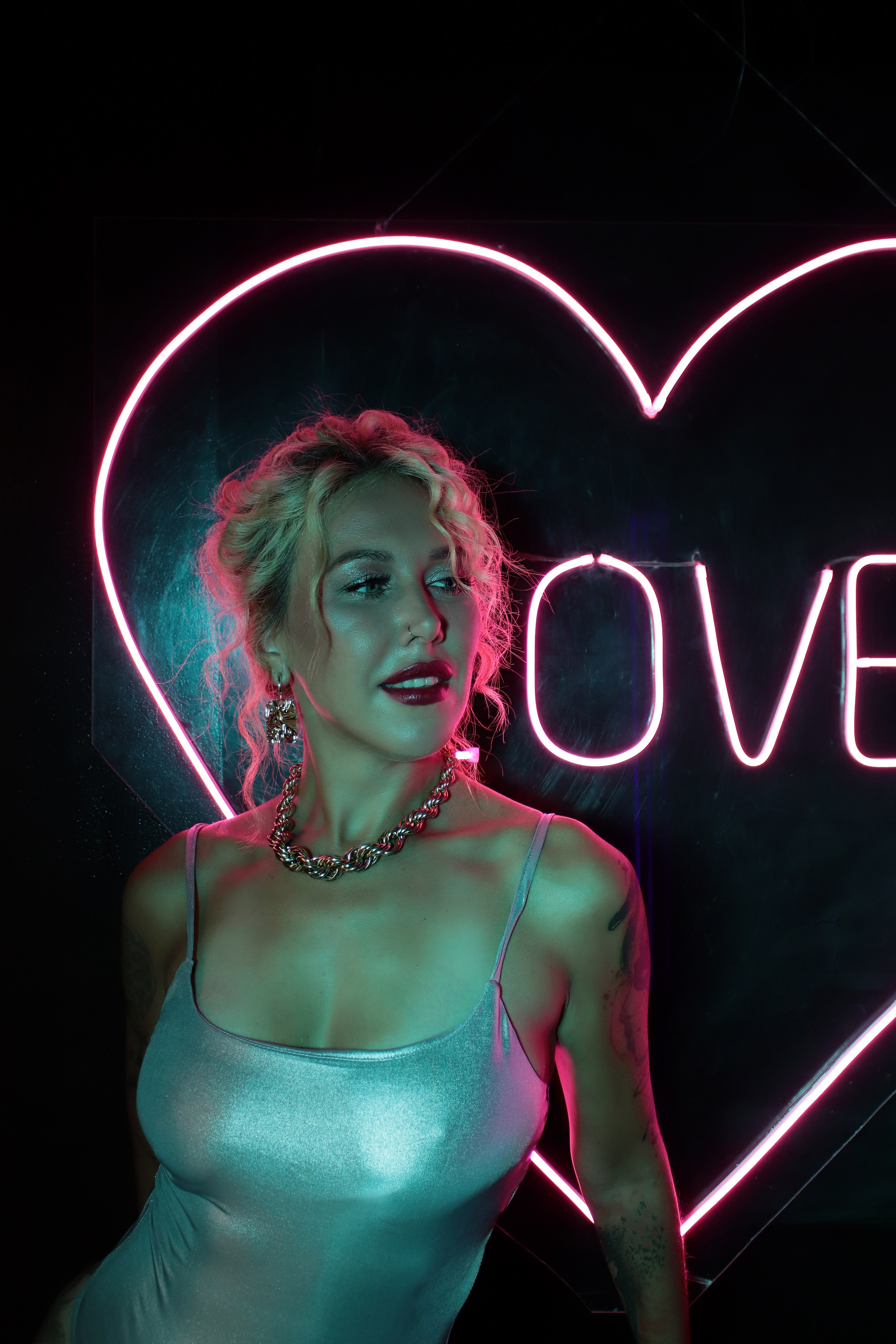 В неоновом свете. Фотограф Химки Анна Татарских