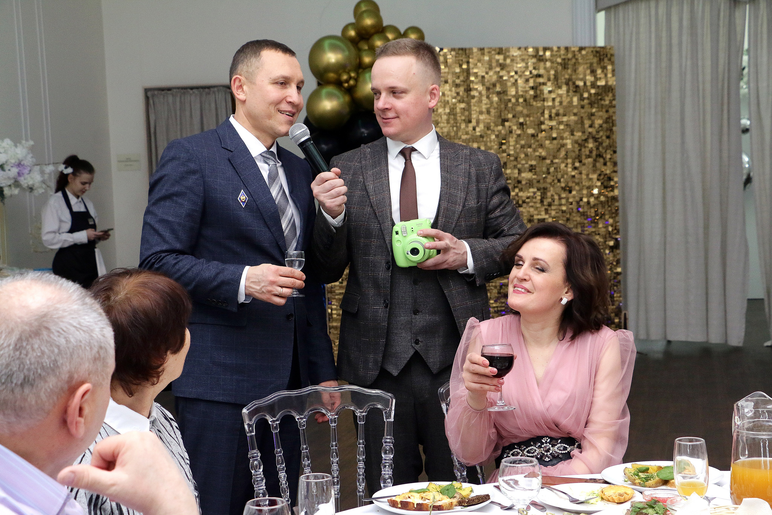 Мужчина юбиляр и ведущий праздника