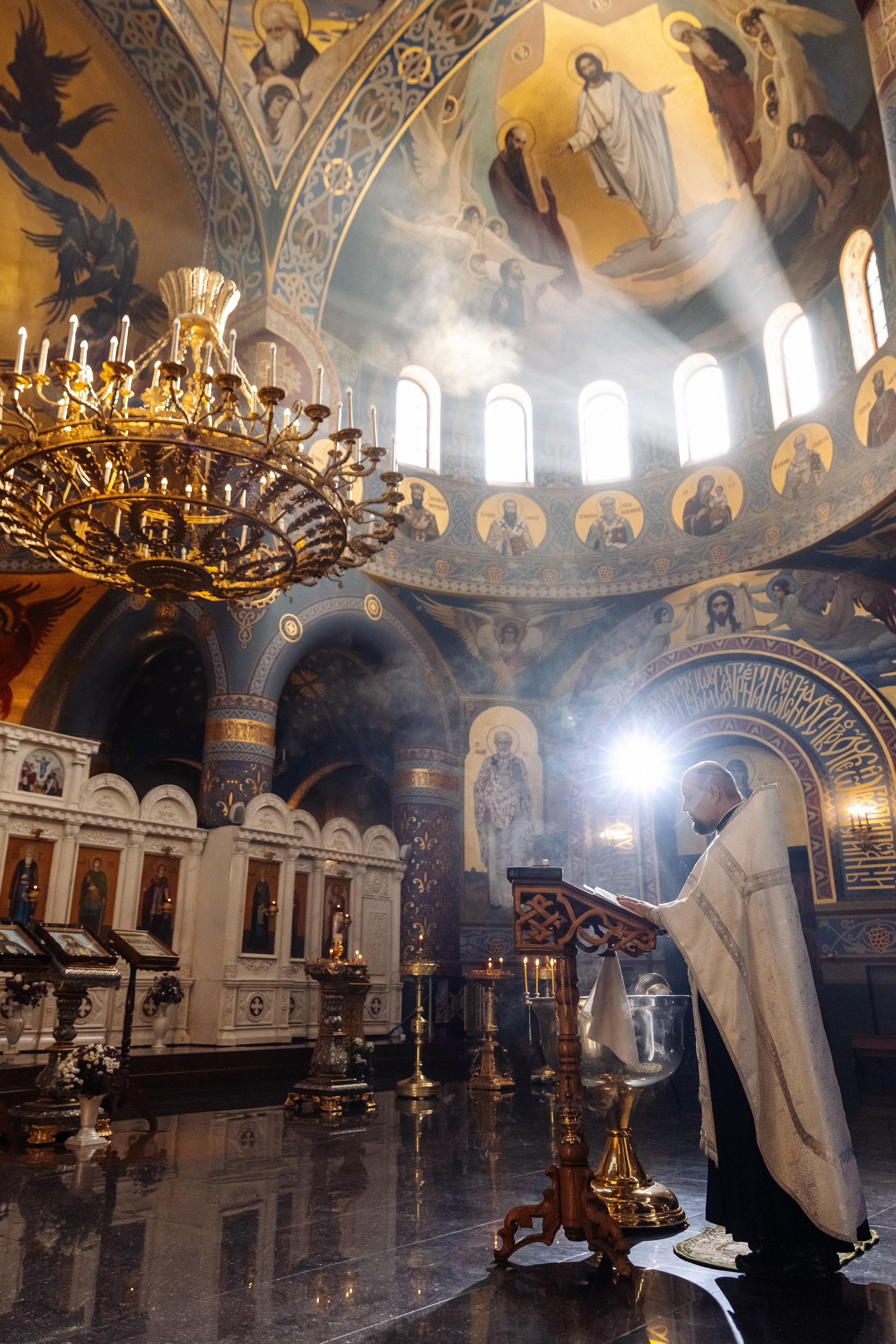Храм Христа спасителя в Сочи. Семейный фотограф на крещение и венчание