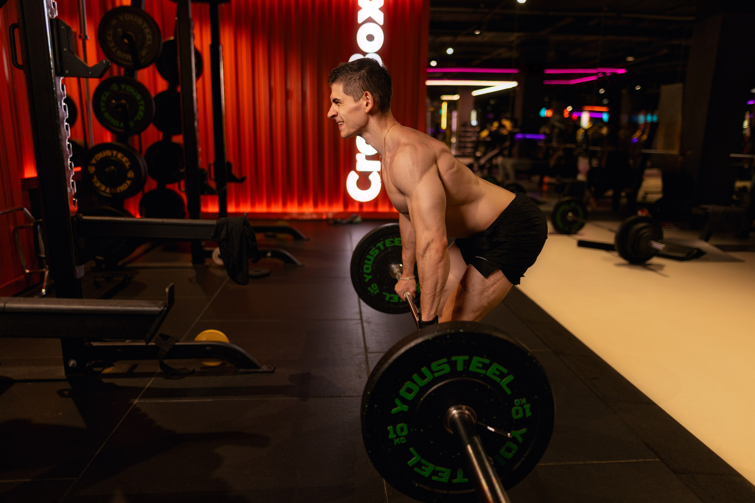 Фотосет в Владом в тренажерном зале для контента. Дмитрий Шульгин, портретный фотограф в Воронеже