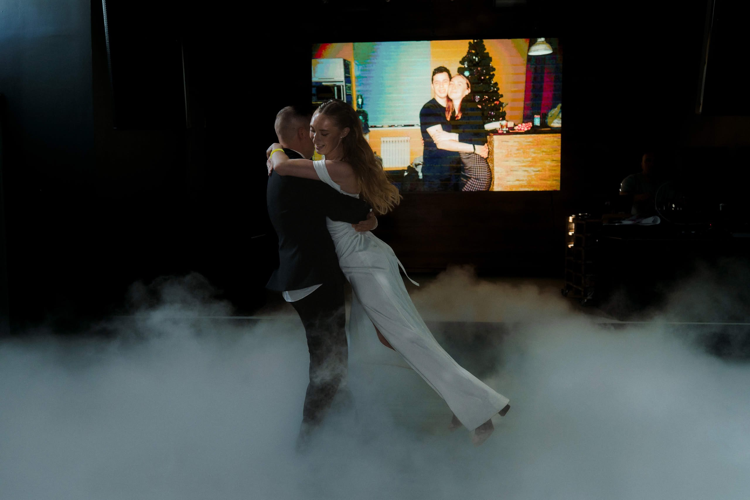 Молодожёны в первом танце в клубах низкого дыма, Event Rest