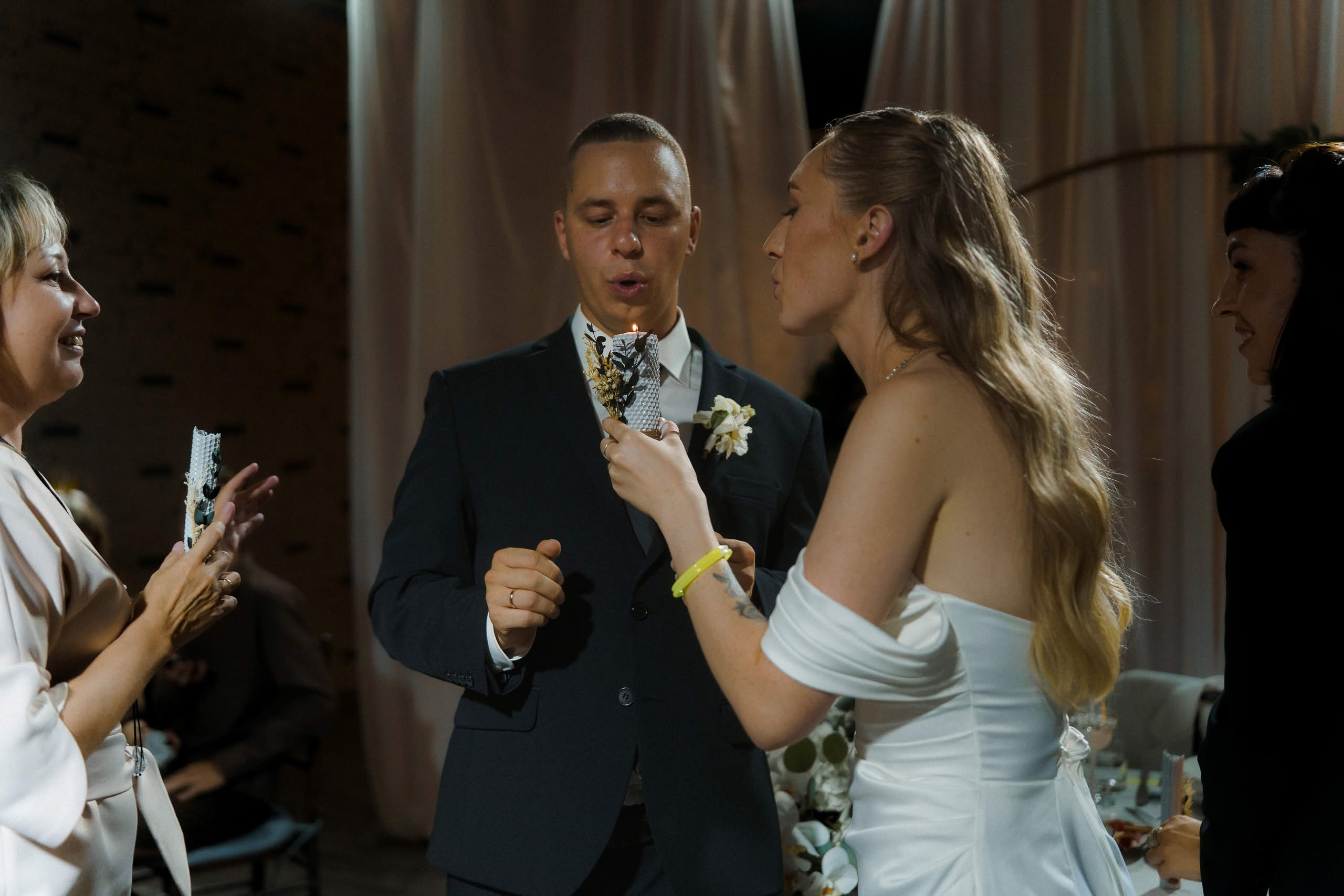 Невеста и жених с горящей свечой на свадебной церемонии в Event Rest, Санкт-Петербург