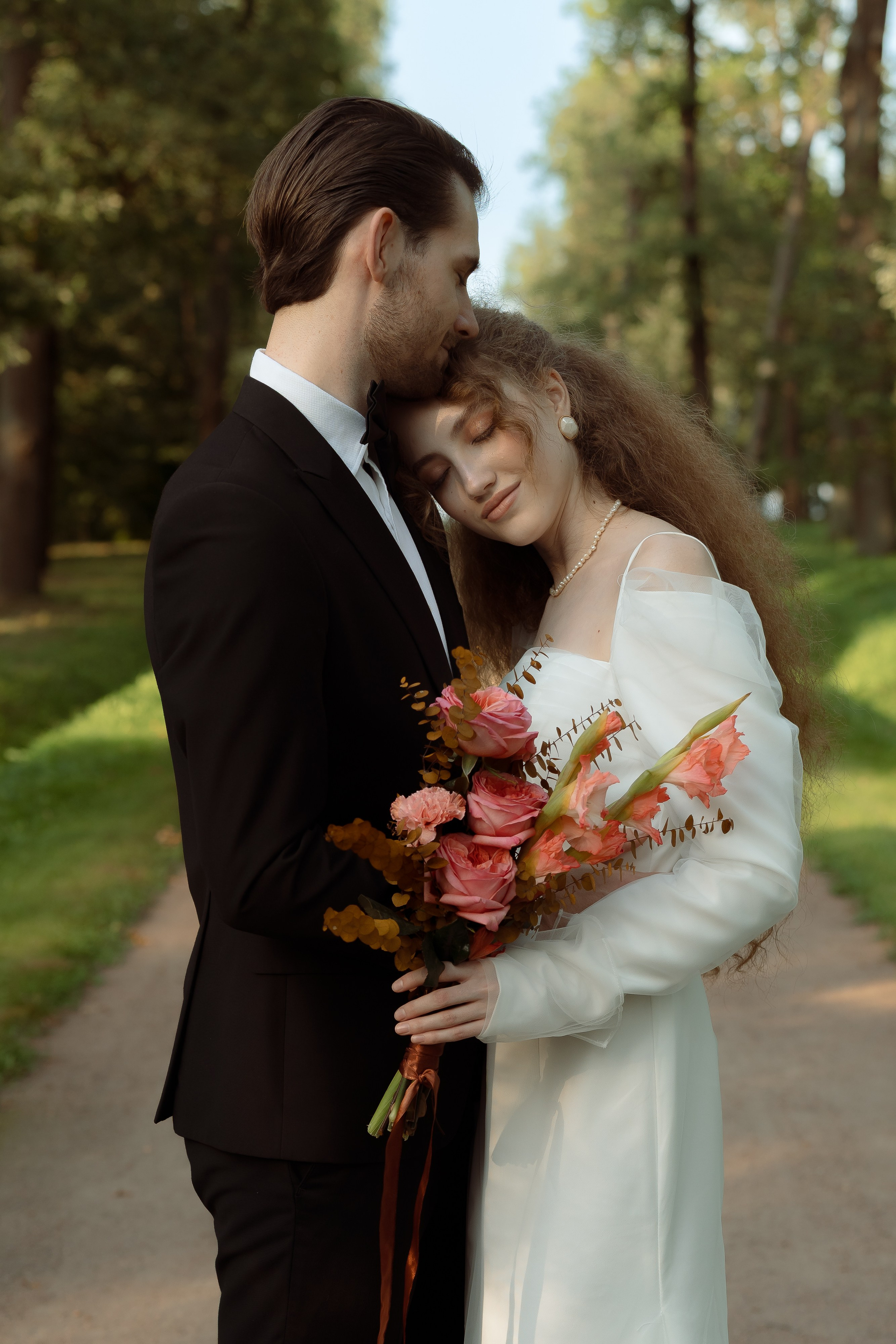 Свадебная прогулка в парке Александрия. Свадебный фотограф Дмитрий Родионов — Санкт-Петербург и Ленинградская область
