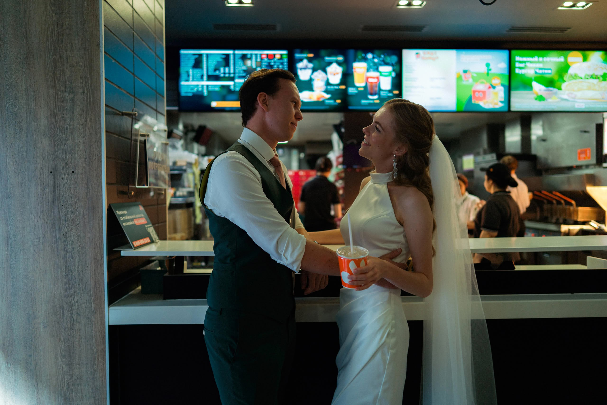 Арина и Илья — свадьба в Петербурге, цифра и плёнка. Свадебный фотограф Дмитрий Родионов — Санкт-Петербург и Ленинградская область