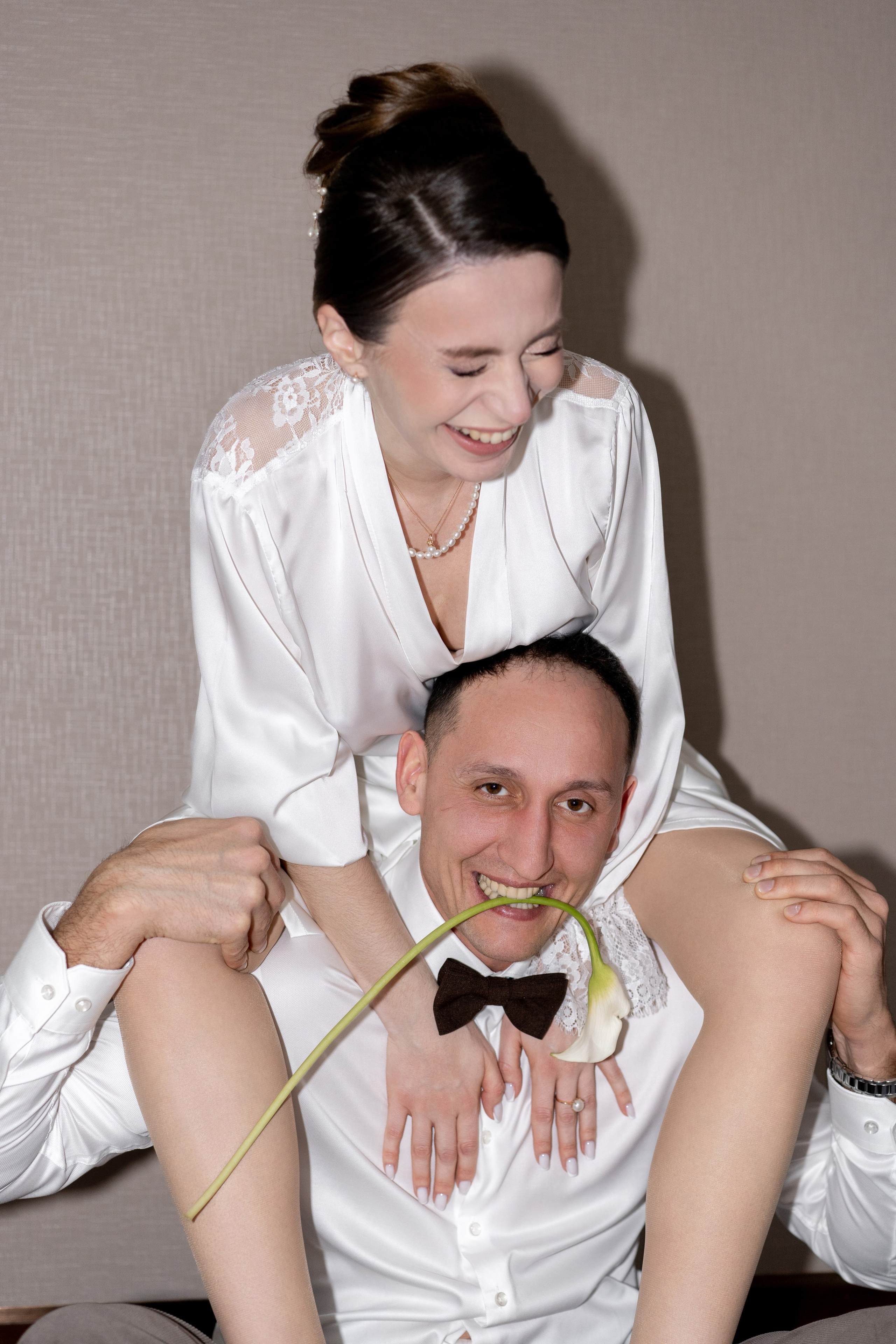 Свадебный фотограф в Москве. Свадебный фотограф Видное, Бутово, Домодедово, Щербинка, Царицыно. Свадебная фотосессия и сборы невесты в отеле Soluxe. Регистрация брака во дворце бракосочетания ВДНХ. Свадьба на ВДНХ. Свадебная фотосессия с ретро автомобилем Чайка. 