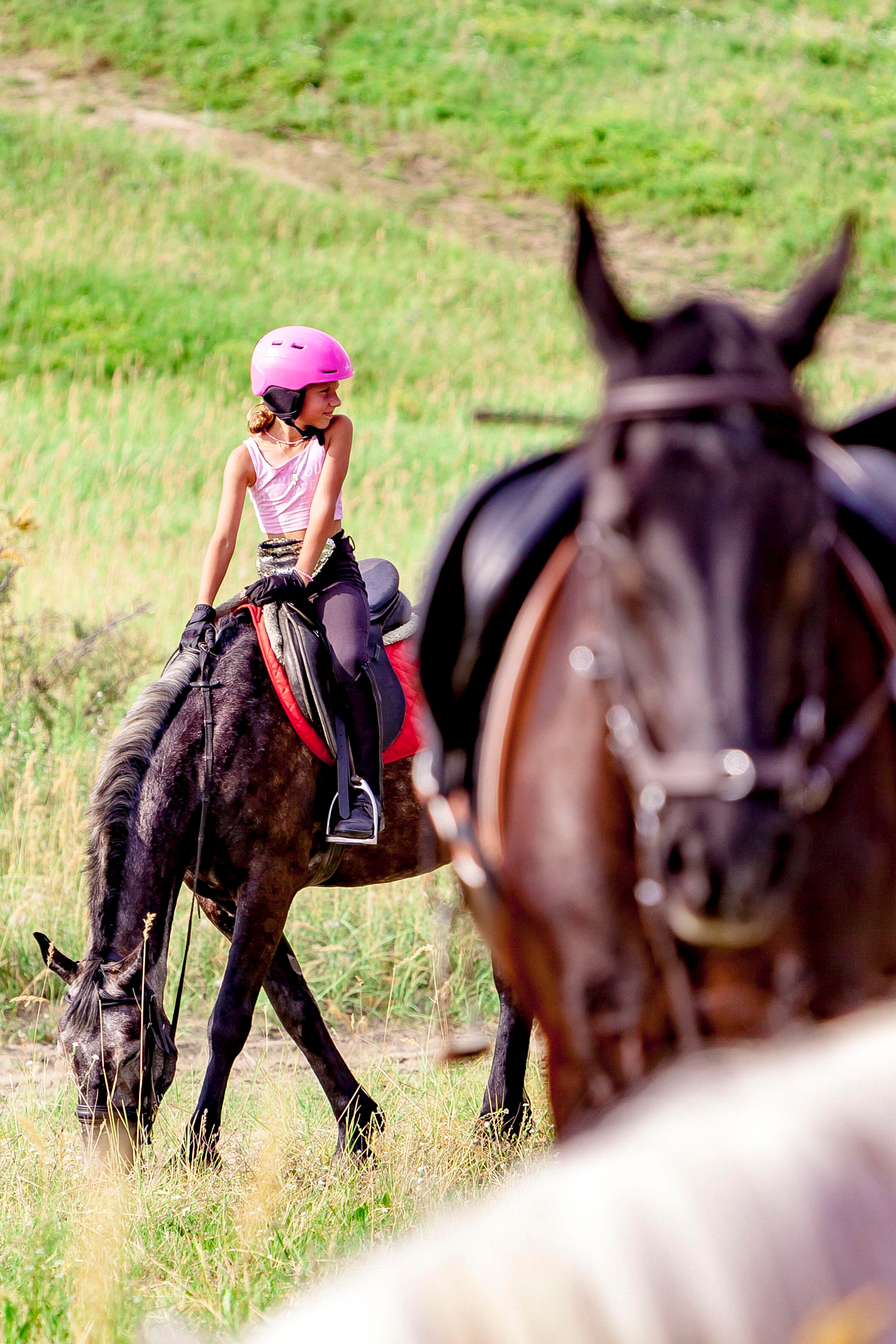 Фотосет Юли у моря на конях. Репортажный фотограф в Новосибирске