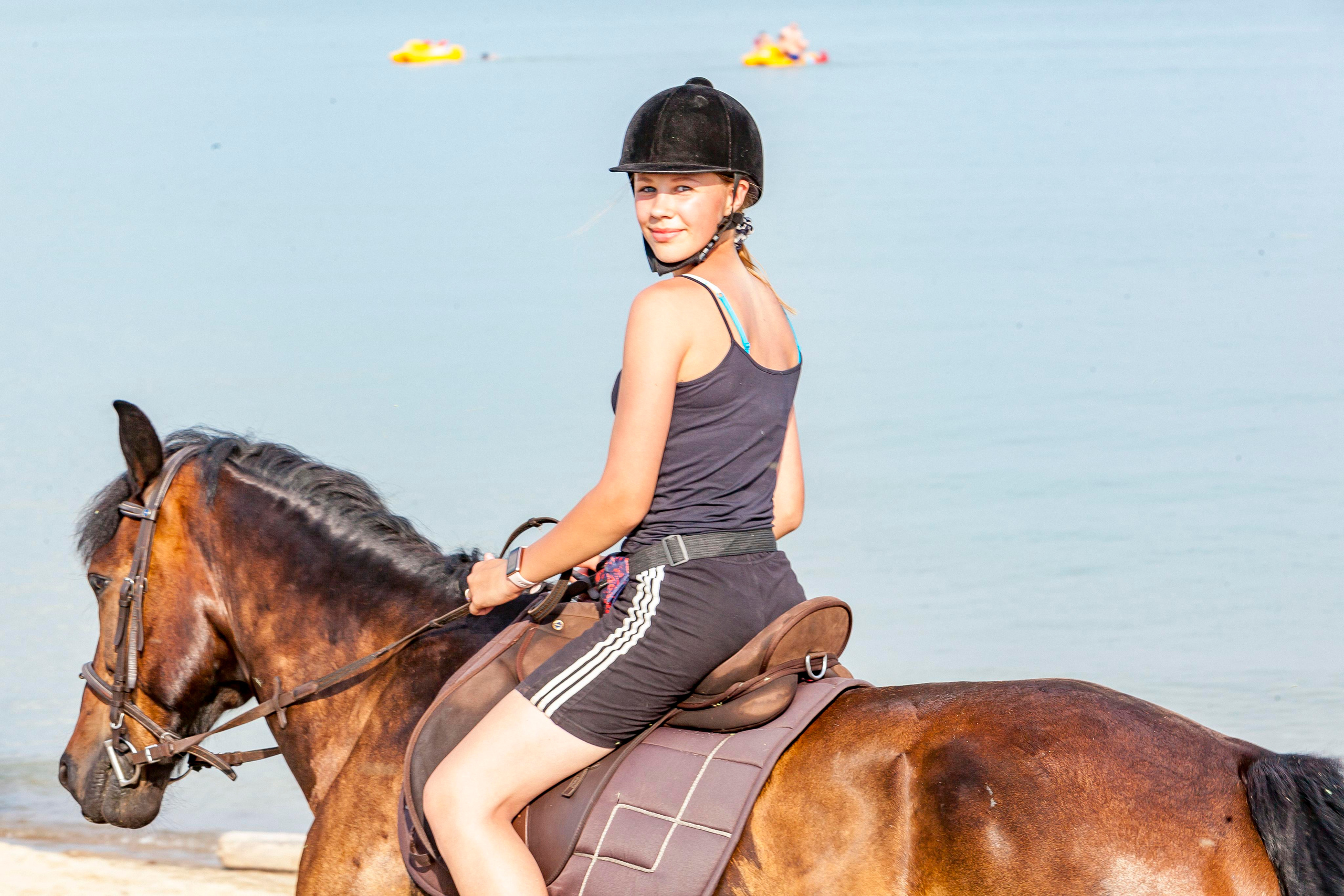 Фотосет Юли у моря на конях. Репортажный фотограф в Новосибирске