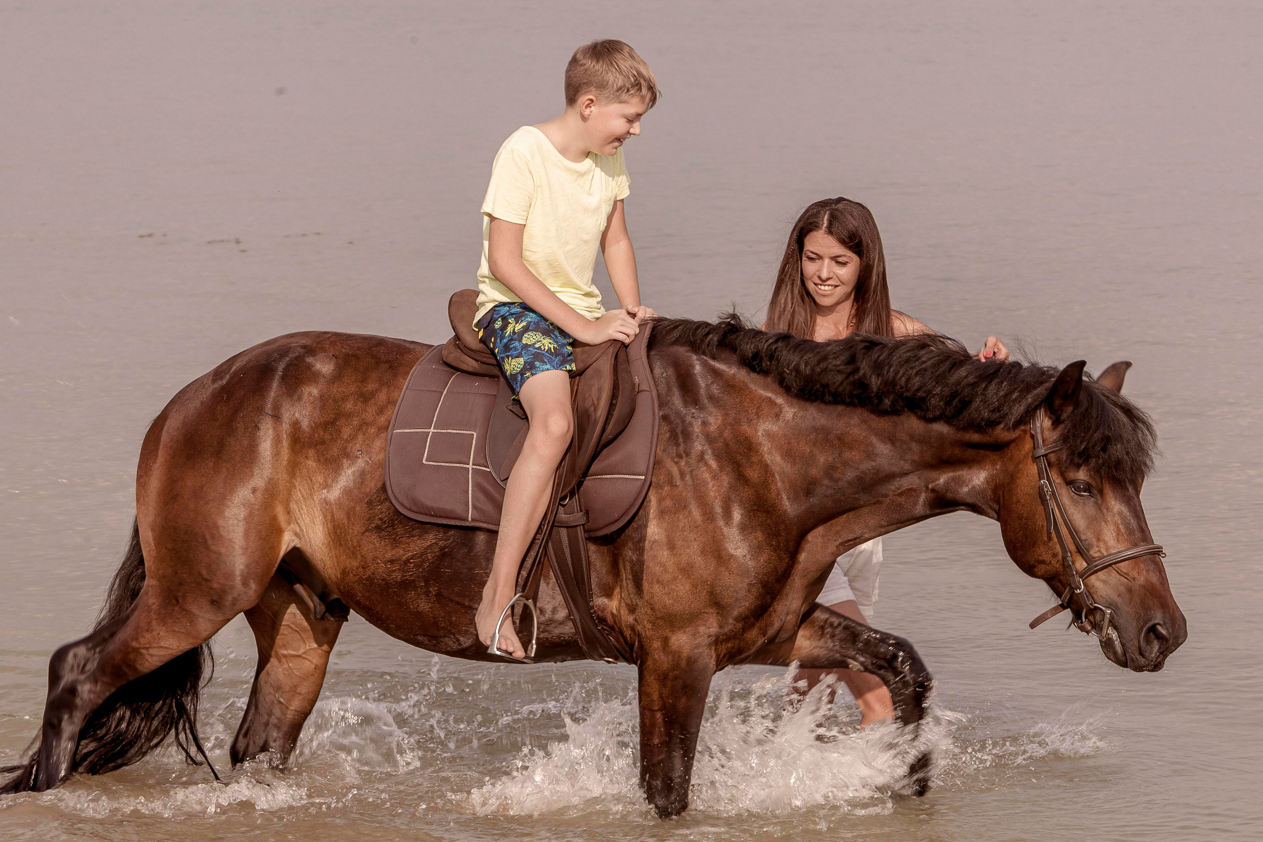 Фотосет Юли у моря на конях. Репортажный фотограф в Новосибирске