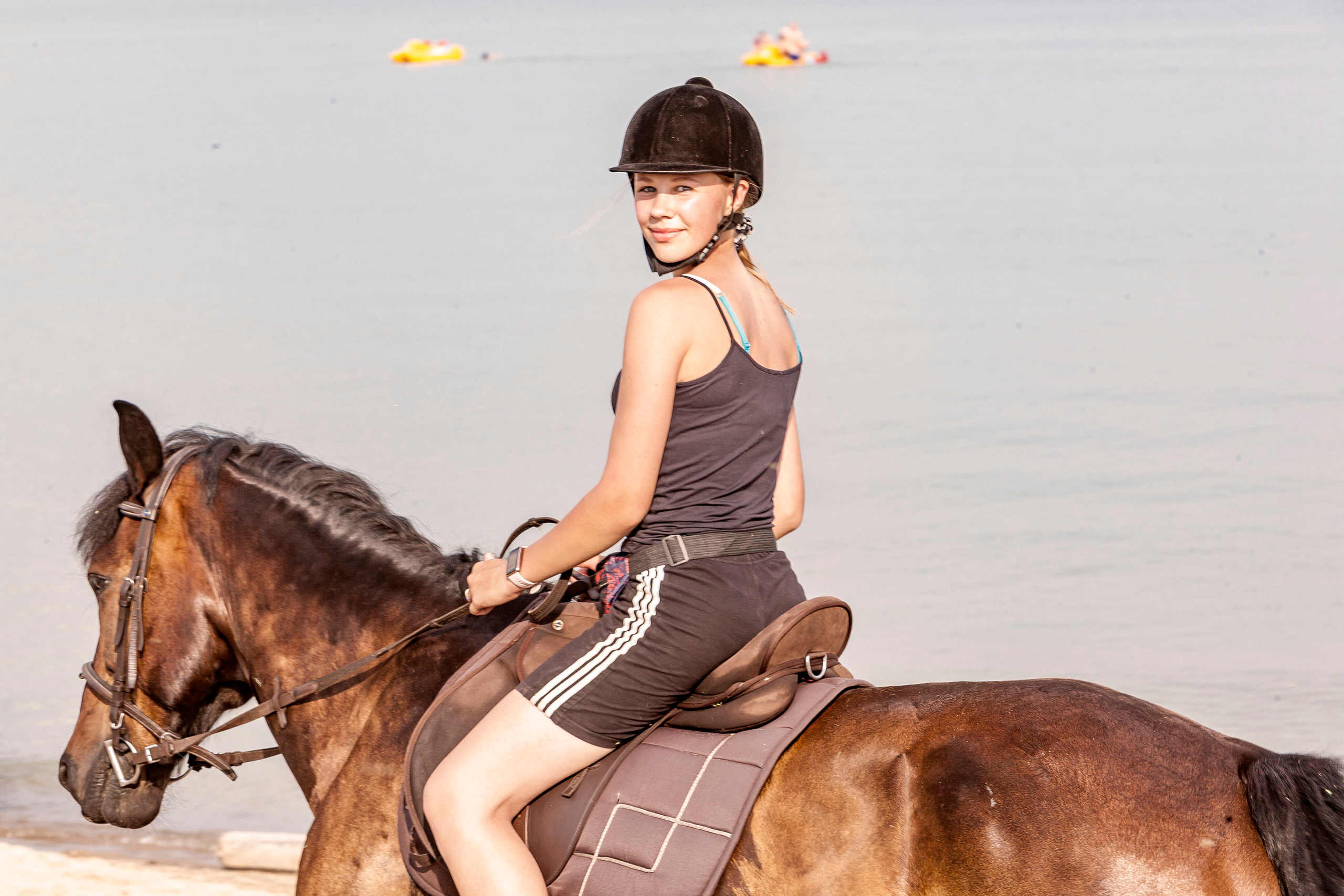 Фотосет Юли у моря на конях. Репортажный фотограф в Новосибирске