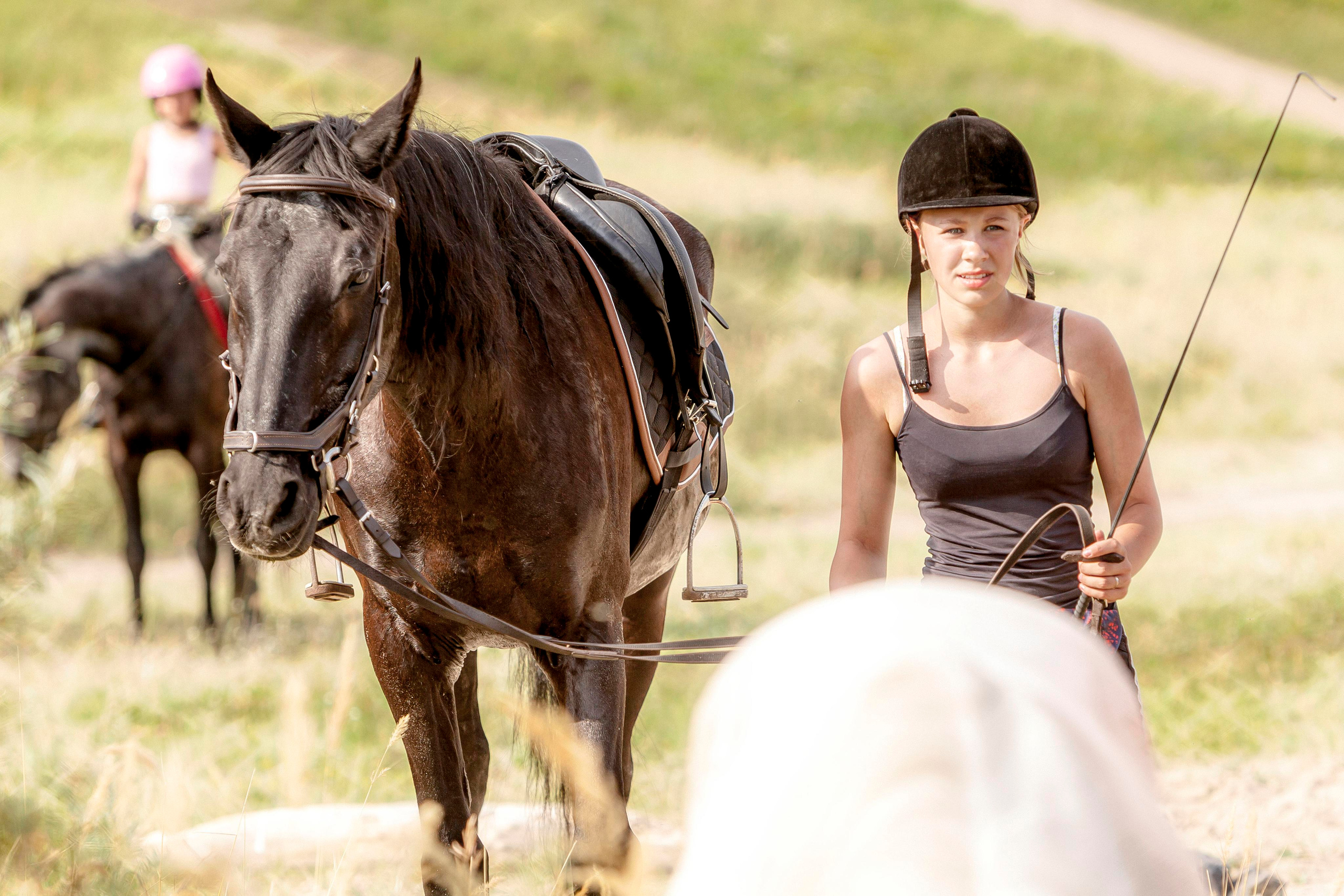Фотосет Юли у моря на конях. Репортажный фотограф в Новосибирске