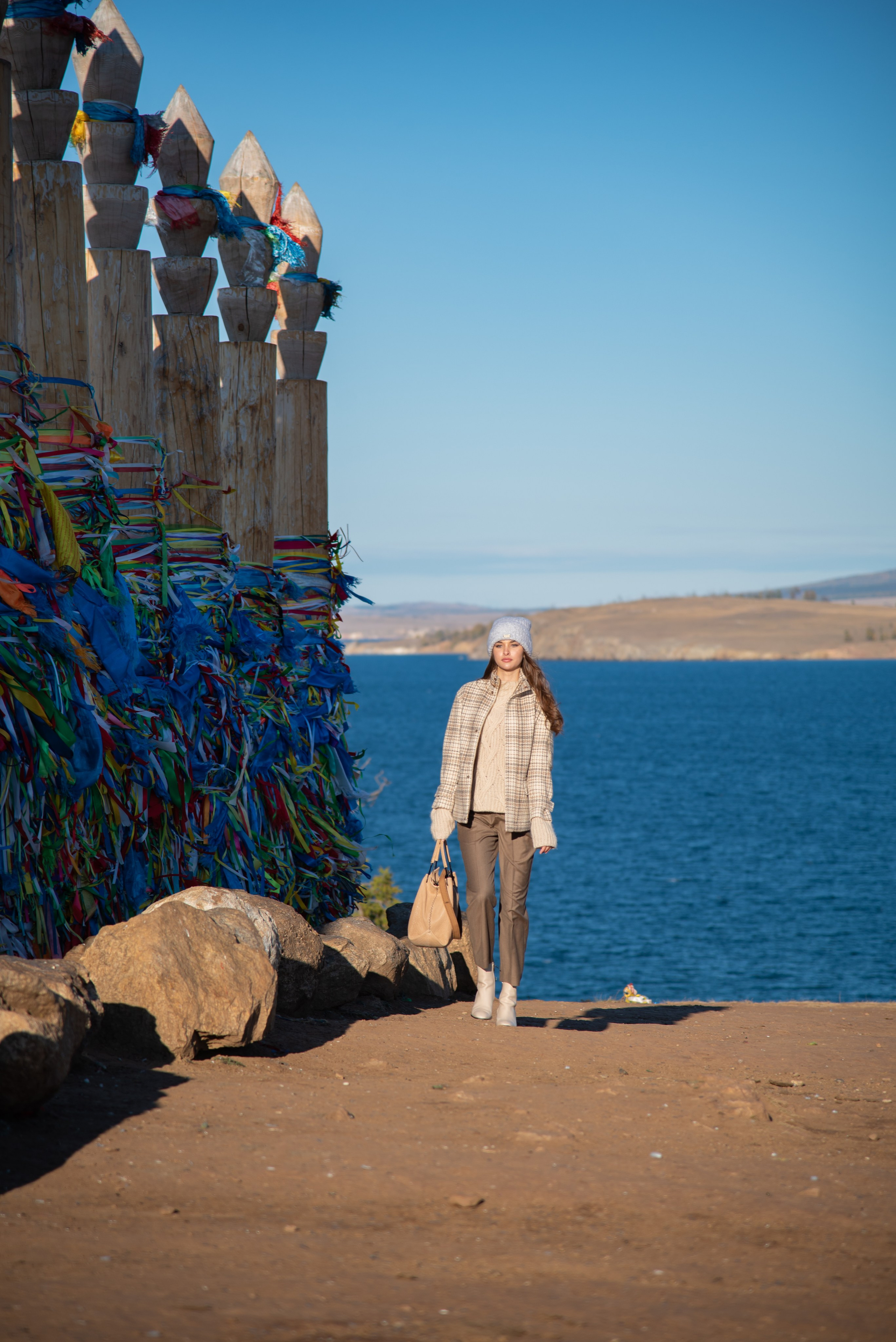 Съёмка одежды на Ольхоне. Занимаюсь профессиональной фотографией и живу рядом с Байкалом. Работаю в разных жанрах
