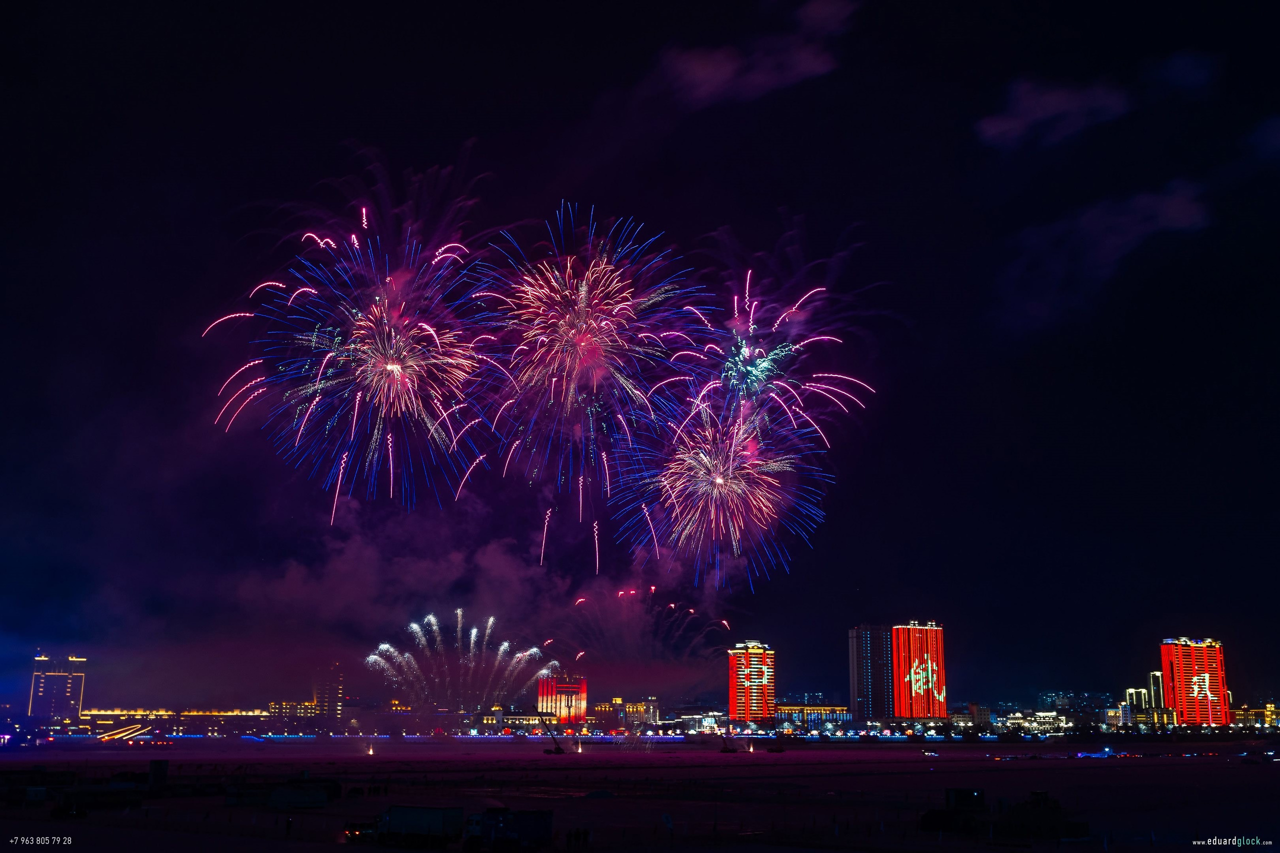 Фейерверк над Амуром. Фотограф Эдуард Глок в г. Благовещенске Амурской области