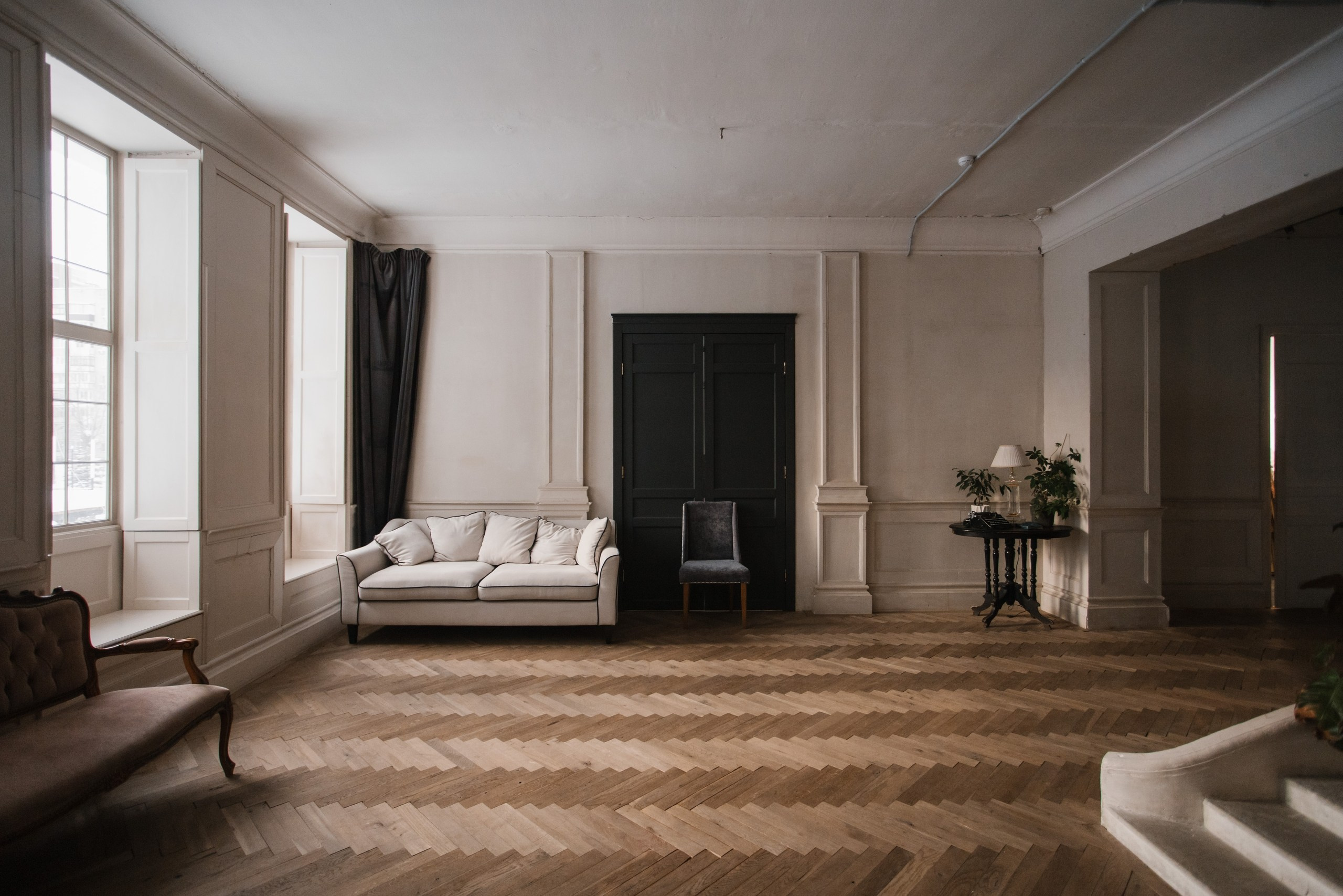 светлый зал фотостудии с мягким естественным светом