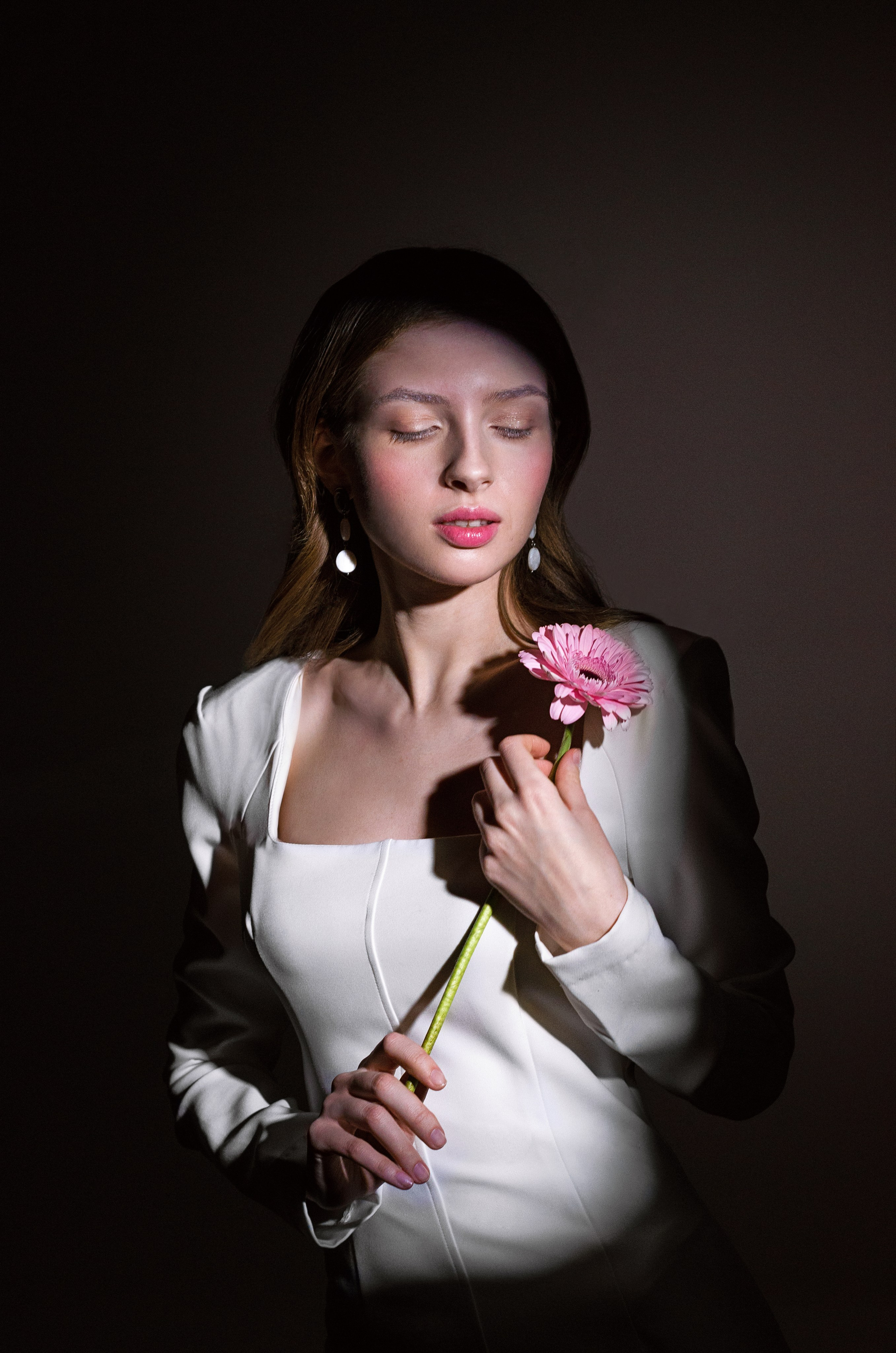 Девушка и цветок. Фотографы для фотосессий в Новосибирске