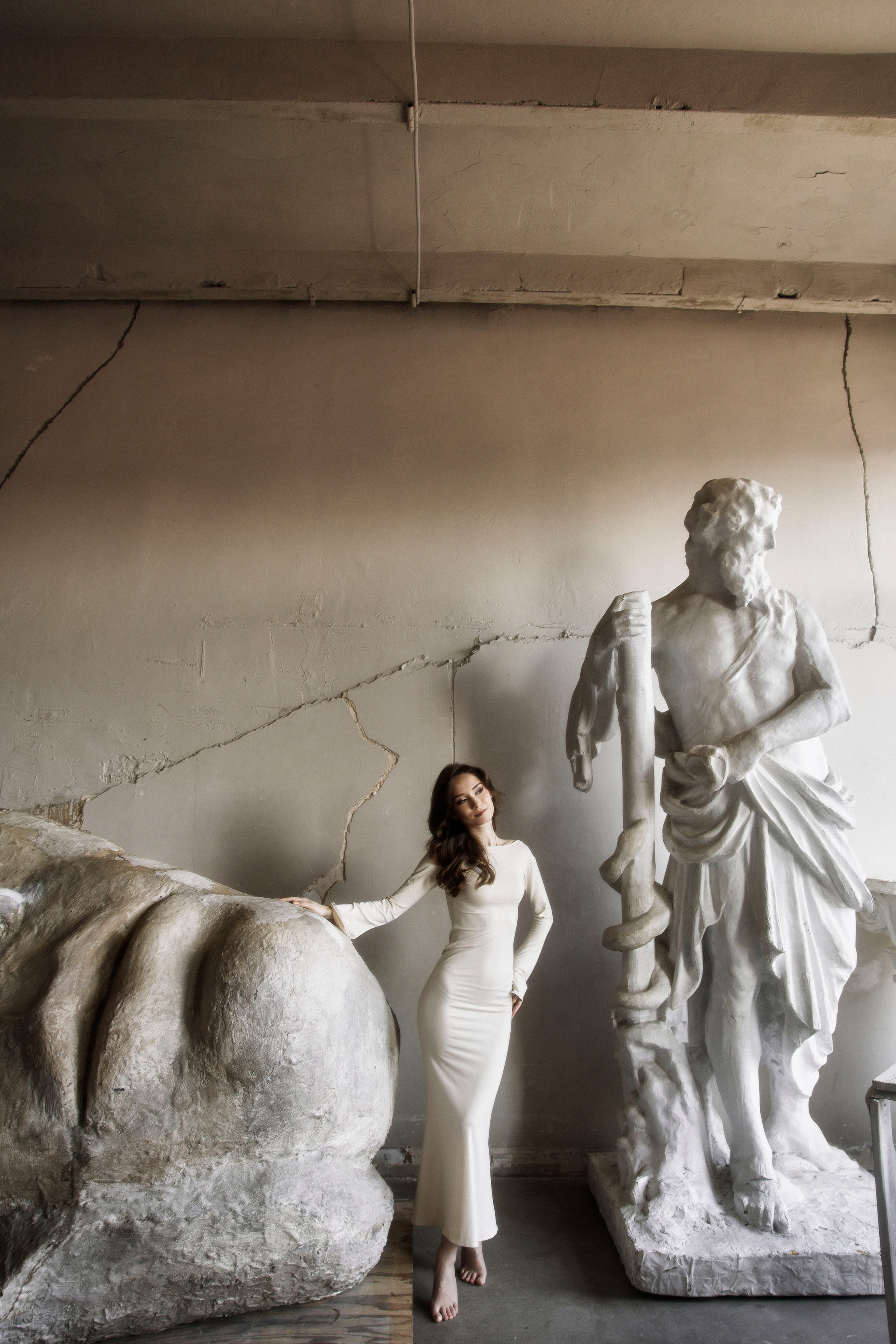 студийная съемка женский портрет фотограф спб питер фотограф фотосессия в студии женская съемка в студии с большими фигурами дувушка в белом платье скульптуры