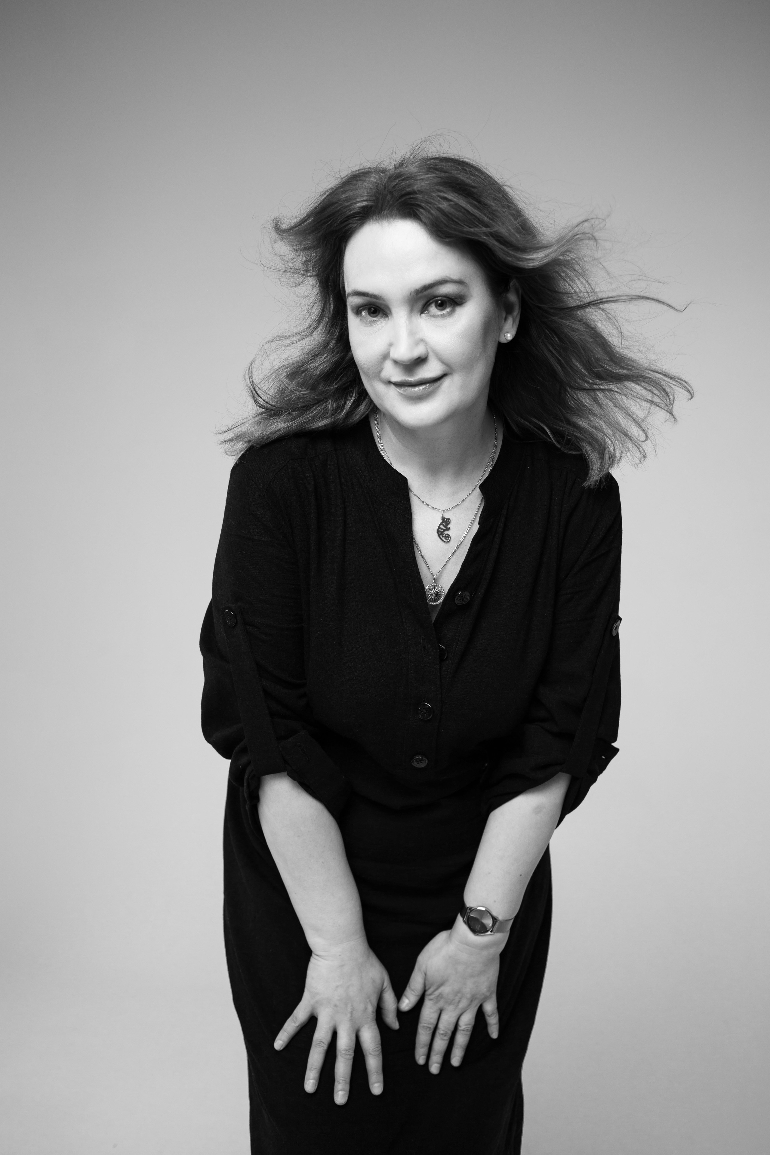 Ч/б портрет в полный рост, минимализм в фотографии, женщина в черном на светлом фоне, психологическая съемка Санкт-Петербург