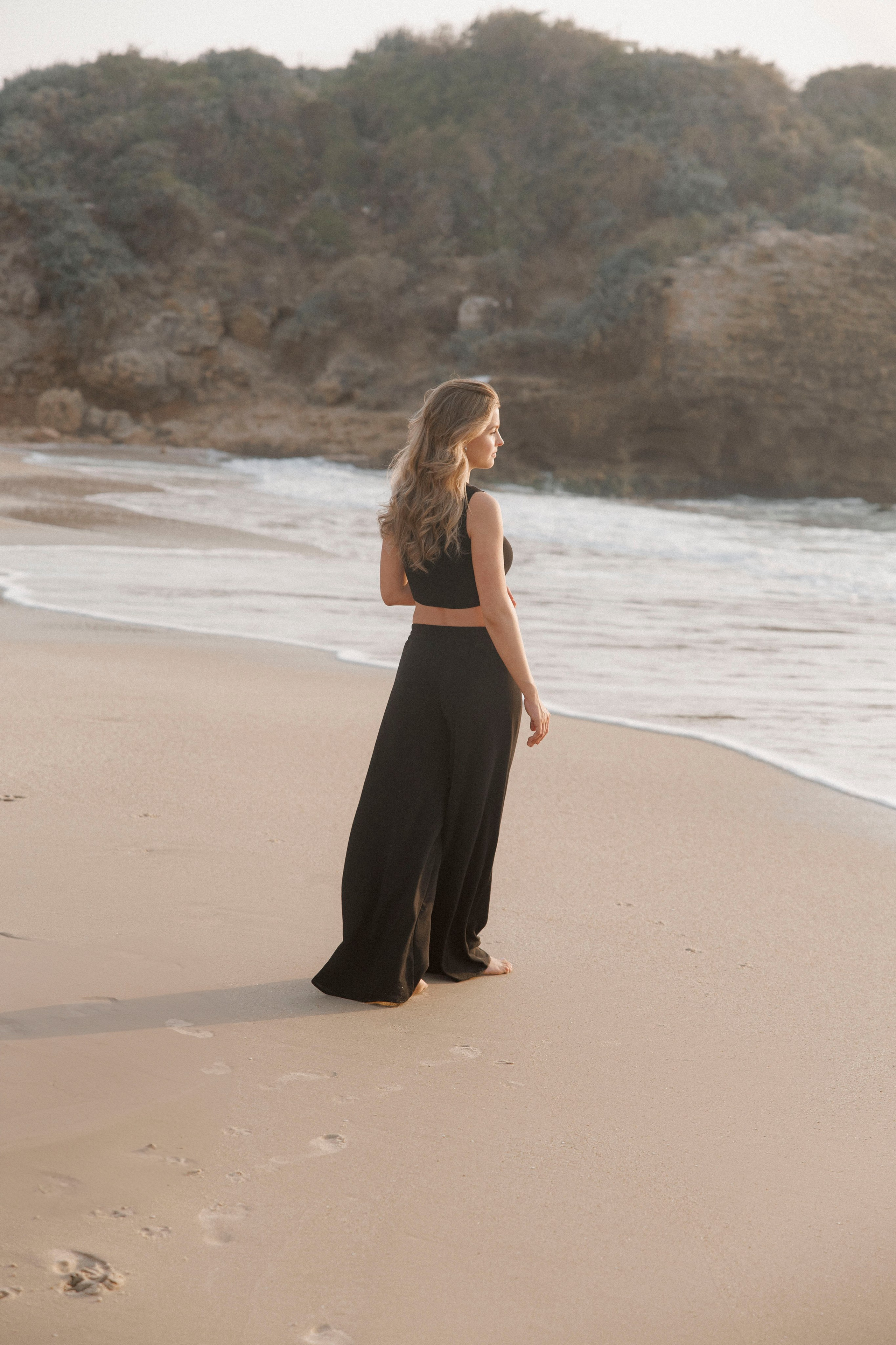Pregnancy photoshoot near the sea (cloudy weather). Главная