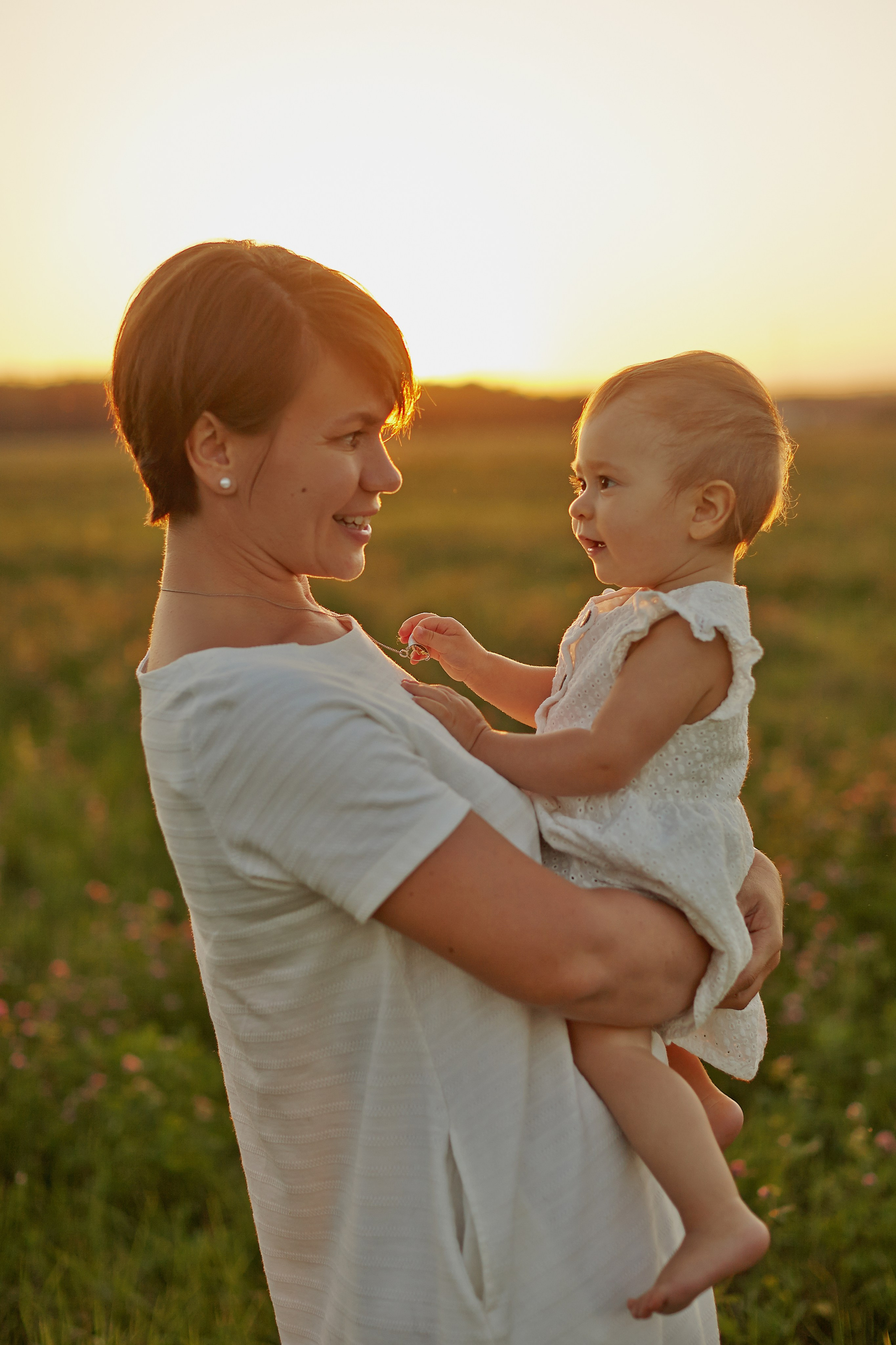 Мама с дочкой в поле на закате. Фотограф Ольга Ефремова
