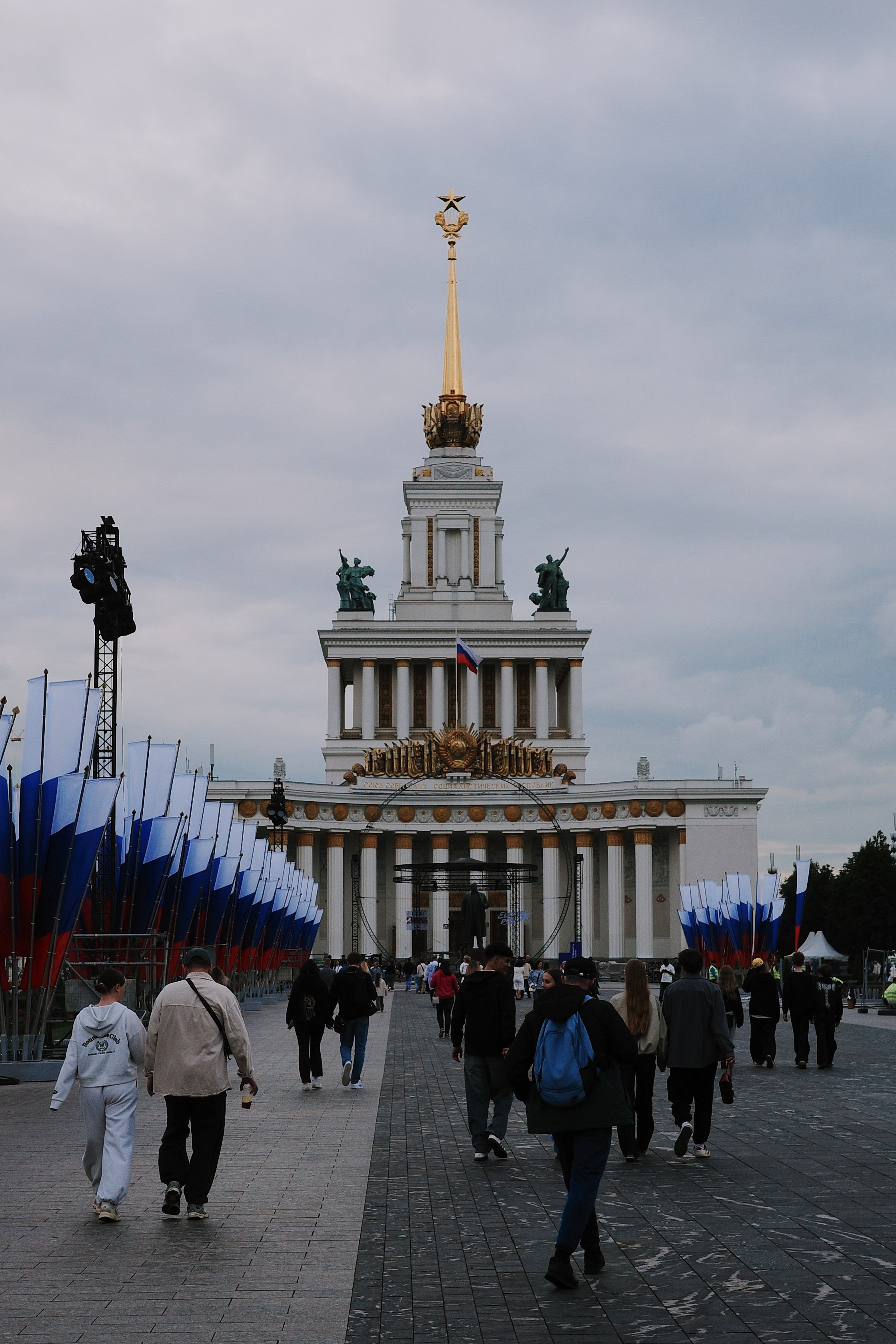 ВДНХ в июне 2026: пасмурный выходной вечер в Москве