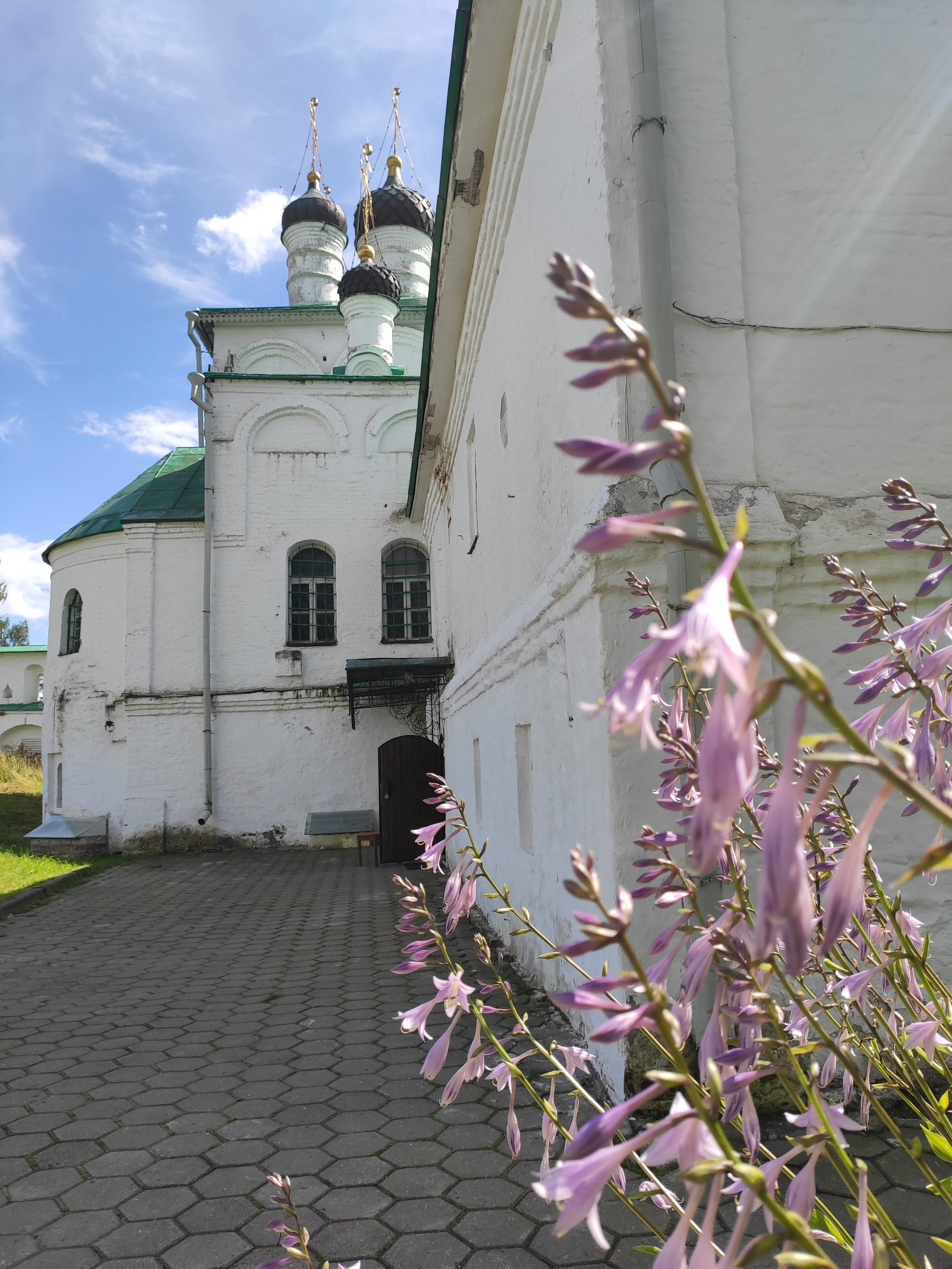 Иван Грозный переселился в свою резиденцию в Александровской Слободе, и с 1564 по 1581 г она фактически являлась столицей
