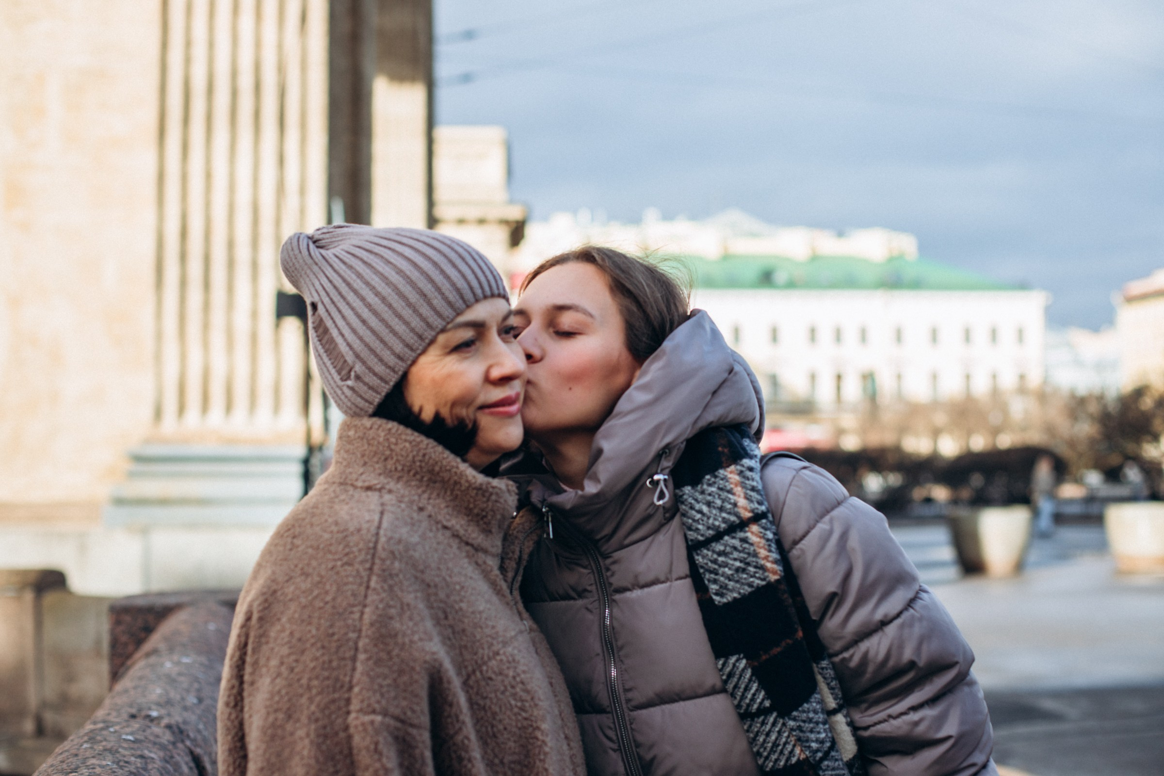Диана с мамой Лейсан в марте. Фотопрогулка в Петербурге. Индивидуальный и семейный фотограф в Санкт-Петербурге