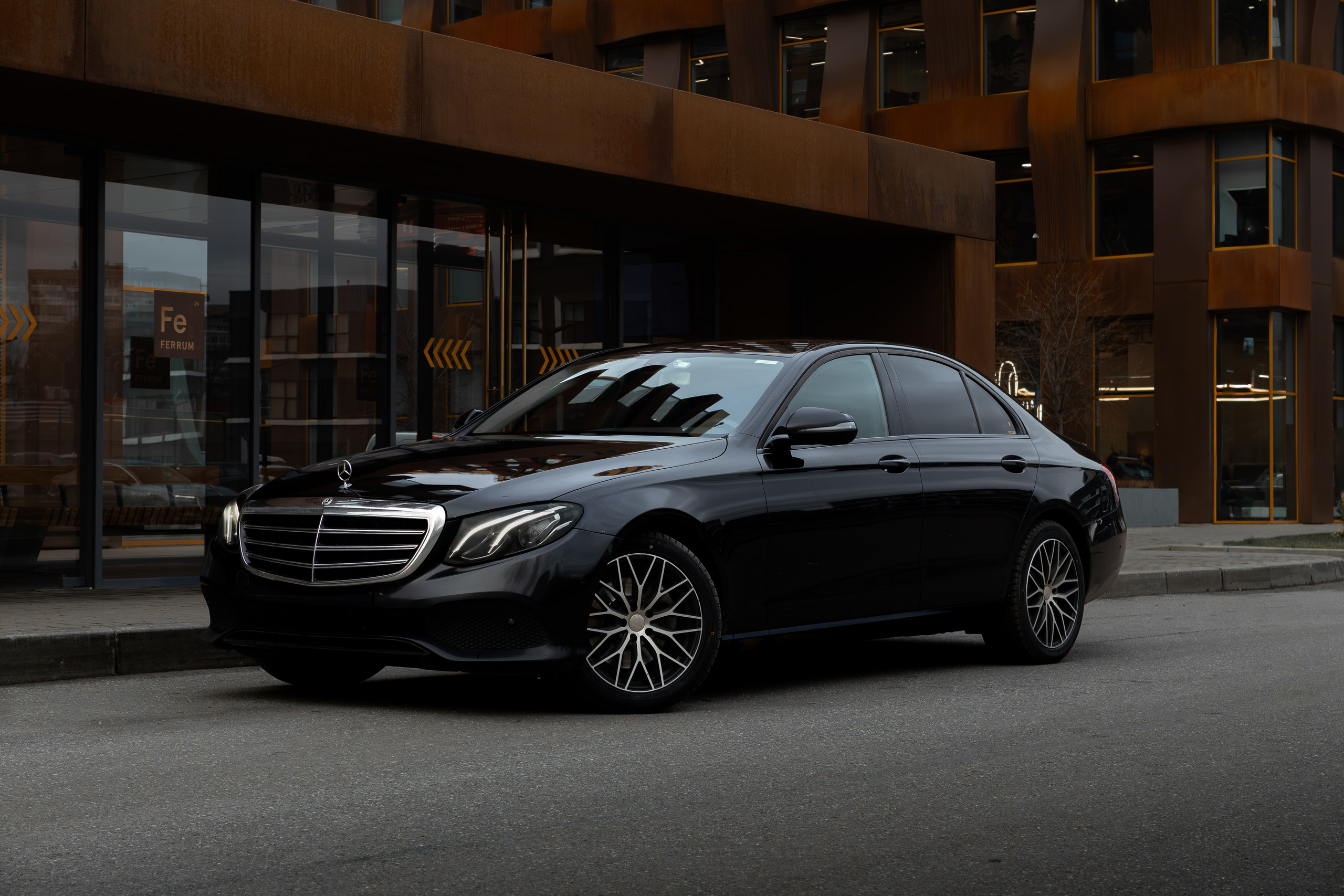 Mercedes & Hongqi. Photo-nk