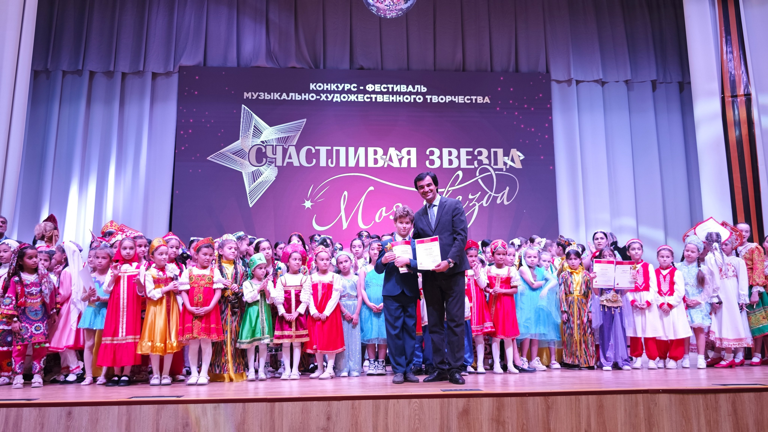 1 ноября 2025 г, г. Бохтар, Таджикистан. Золотое яблочко