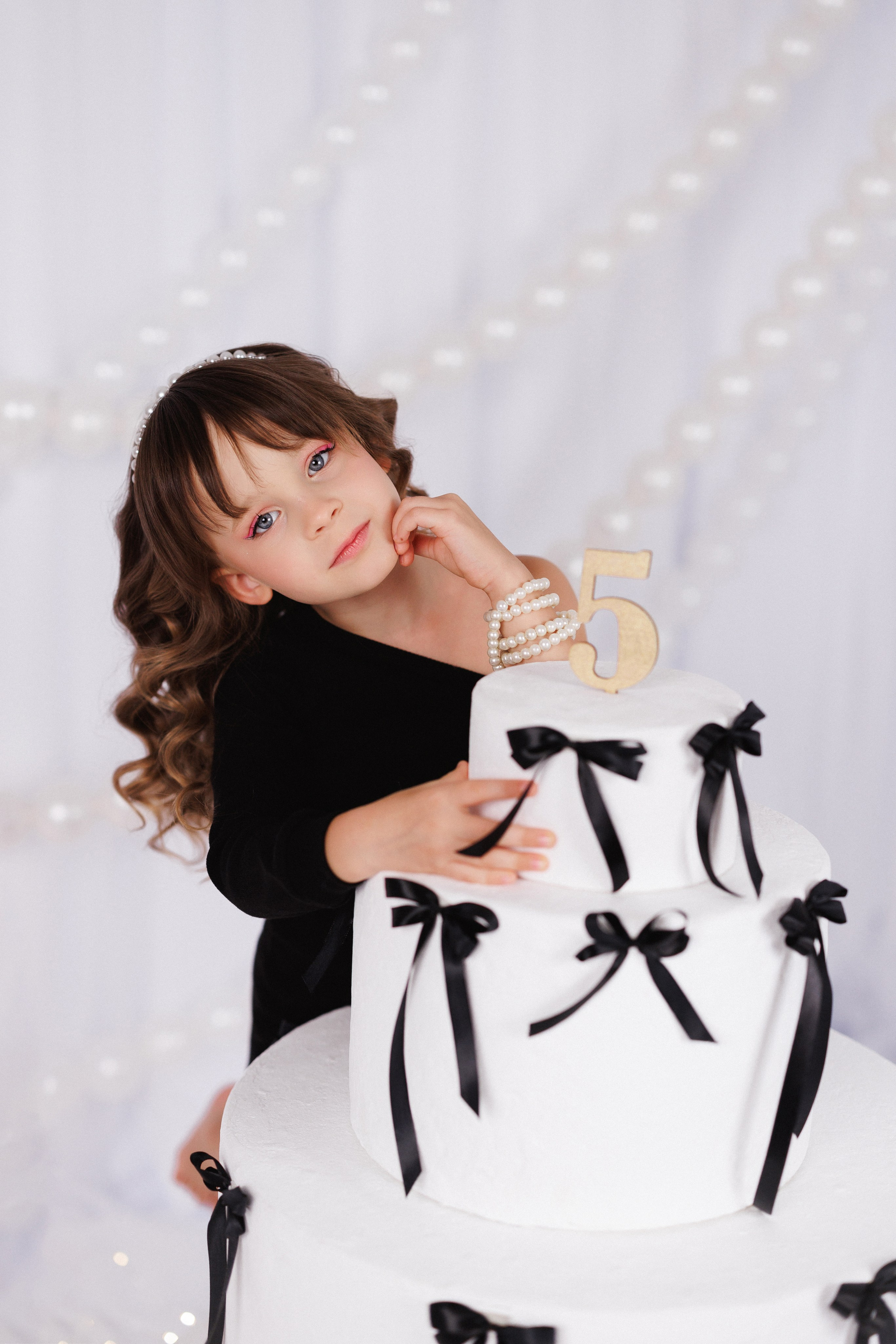 Фотосессия к дню рождения с большим тортом, в детской фотостудии «Антураж», город Краснодар. Семейный и детский фотограф в Краснодаре Анна Трашкова