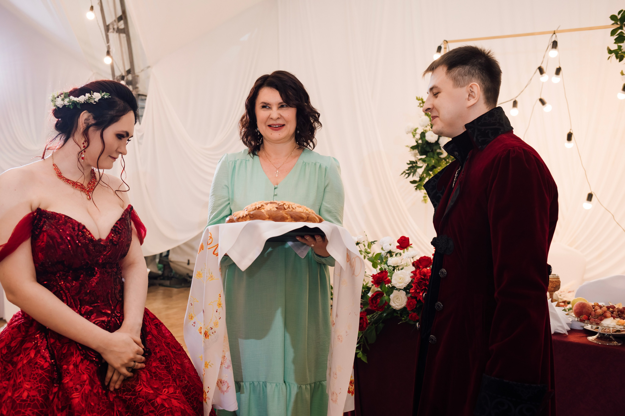 Маргарита и Артем. Свадьба в стиле средневекового пира в шатре. Свадебный и семейный фотограф в Москве Евгения Лисина