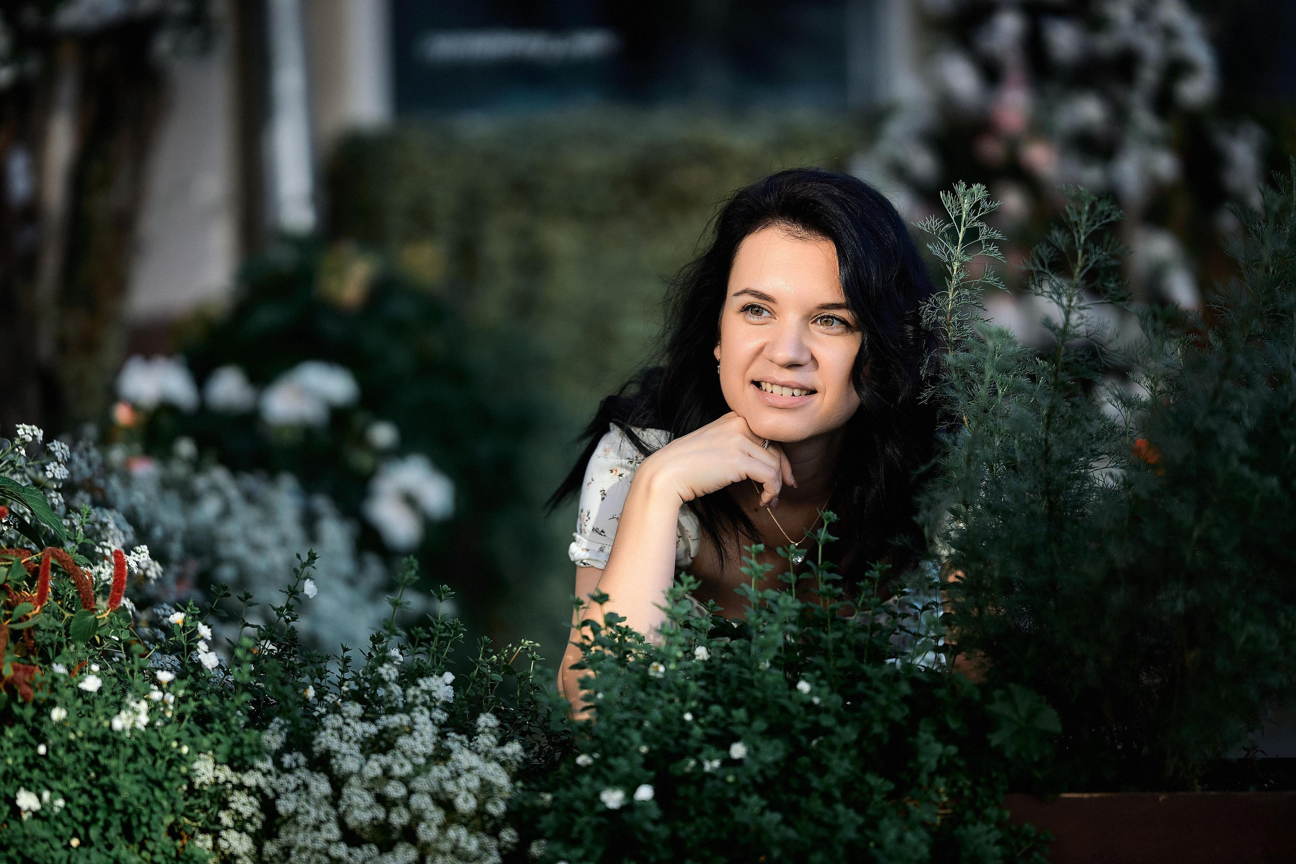 Девушка наслаждается природой в легком летнем платье.