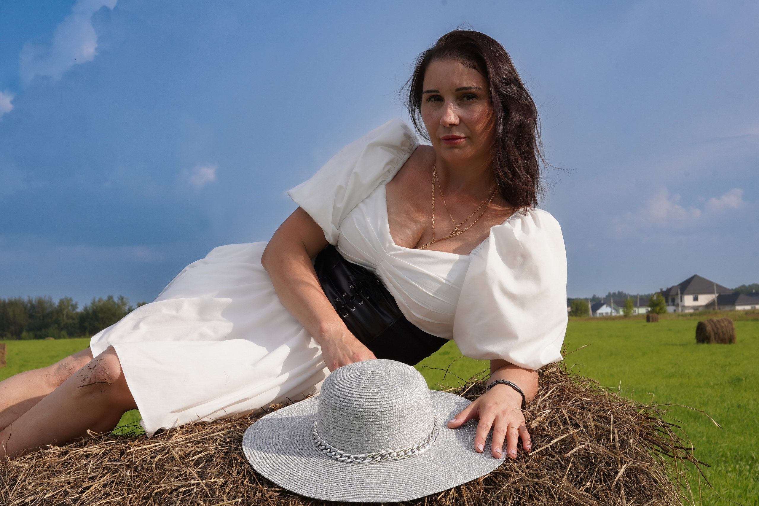 Фотосессия в поле-стоги сена. Главная