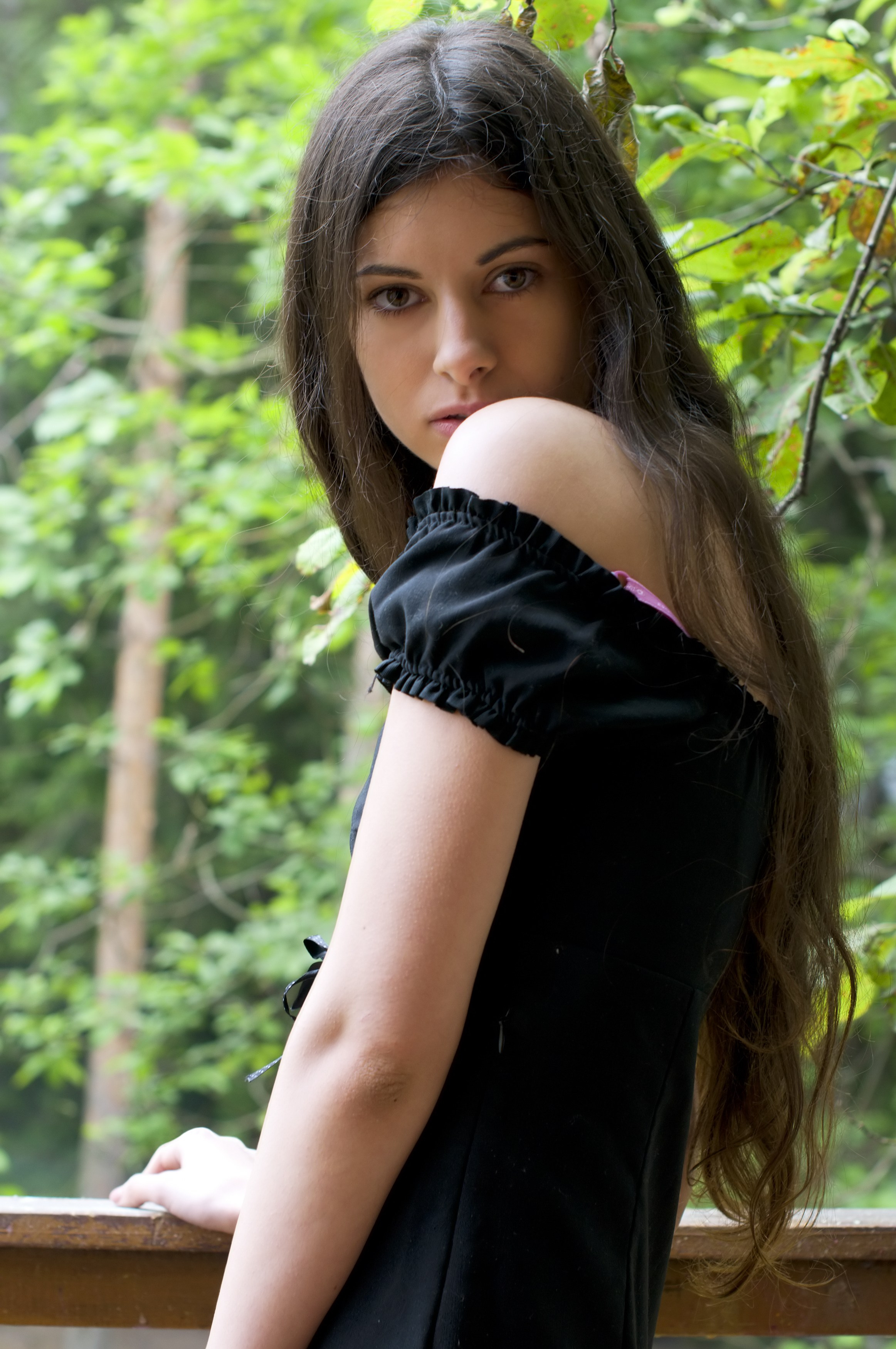 Портрет красивой брюнетки, красивая, художественная, спина, фон, красота, голубая, яркая, брюнетка, ягодицы, цвет, день, безлюдно, мода, девушка, изящество, грациозная, в помещении, интерьер, слева, ноги, свет, модель, обнаженная, nude, старая, портрет, позирует, руины, соблазнительный, чувственность, сексуальный, стройный, бирюзовый, стена, окно, женщина, молодой