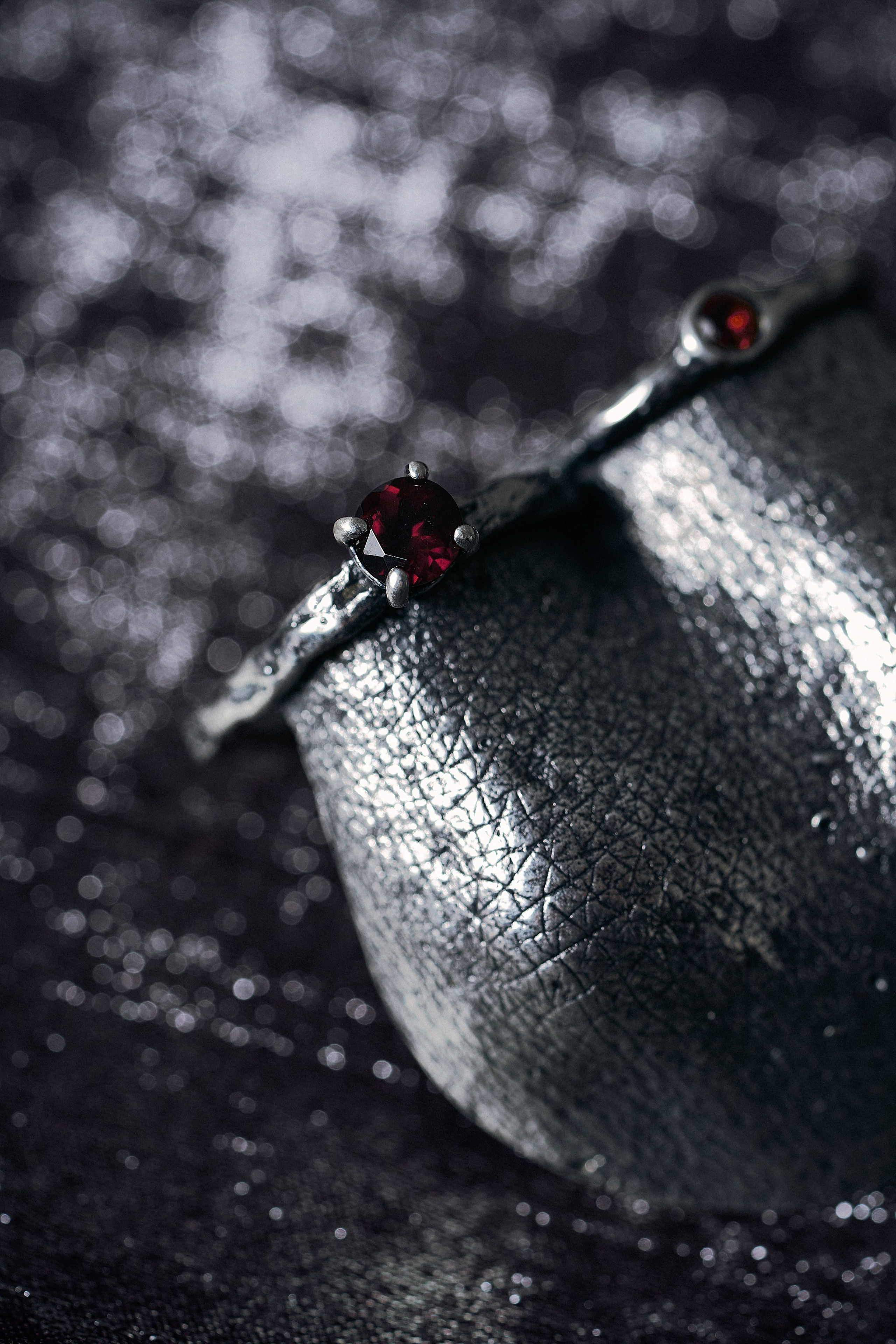 Дизайнерское украшение Sergacheva Jewelry крупным планом на тёмном фоне