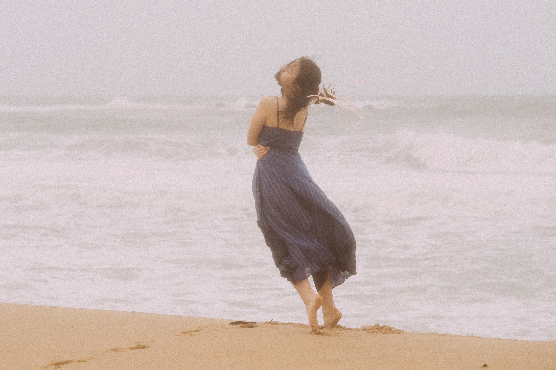 Море, шторм, девушка. Фотограф в Барселоне Валиулова Ася