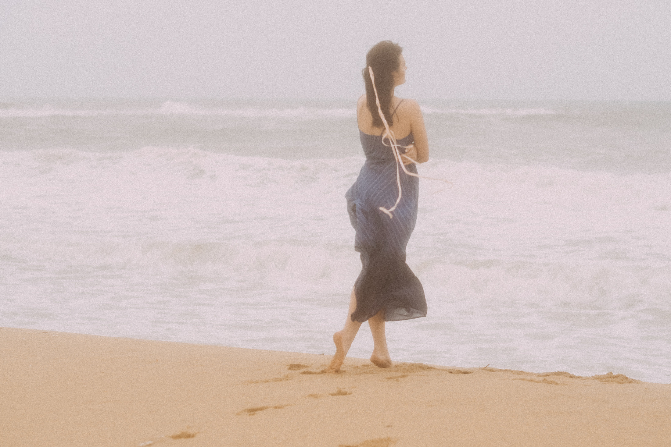 Море, шторм, девушка. Фотограф в Барселоне Валиулова Ася