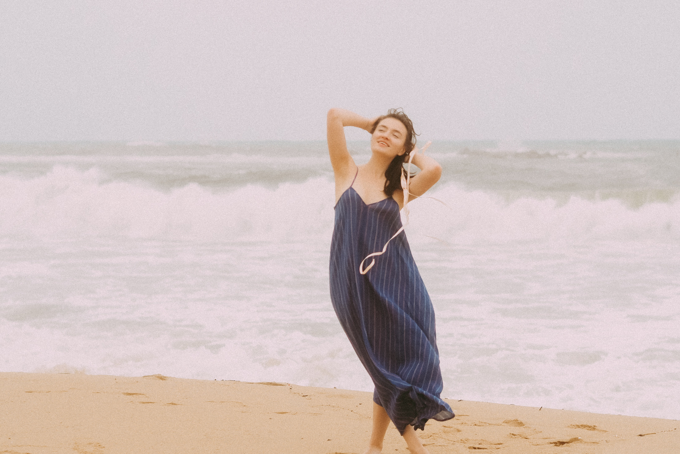 Море, шторм, девушка. Фотограф в Барселоне Валиулова Ася