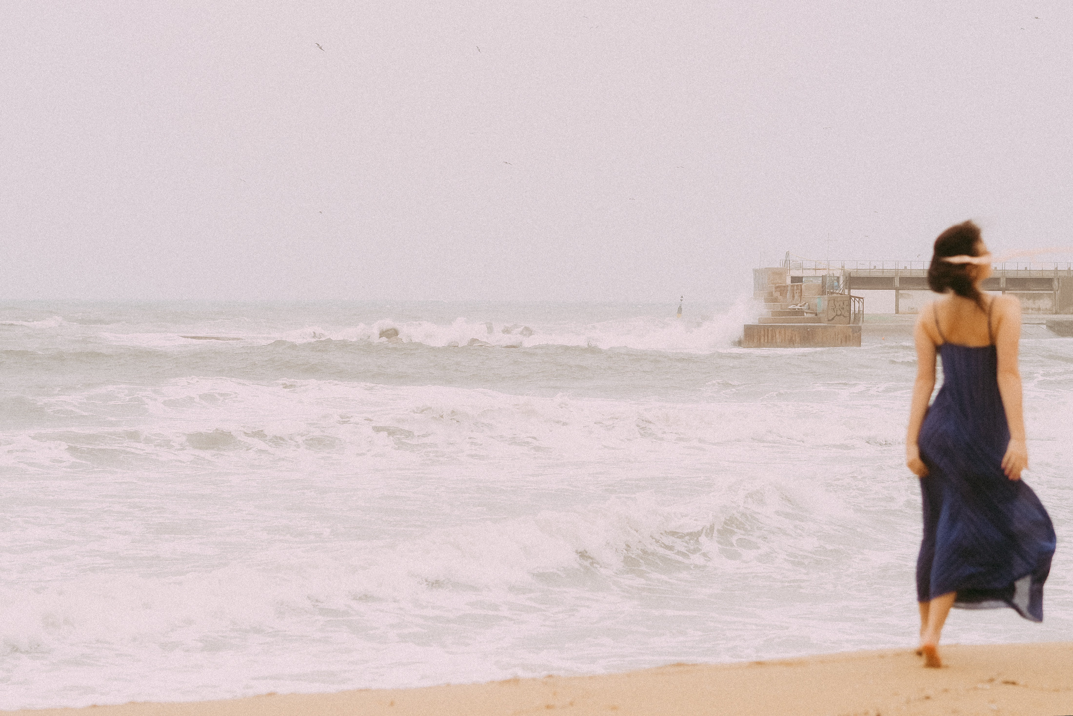 Море, шторм, девушка. Фотограф в Барселоне Валиулова Ася
