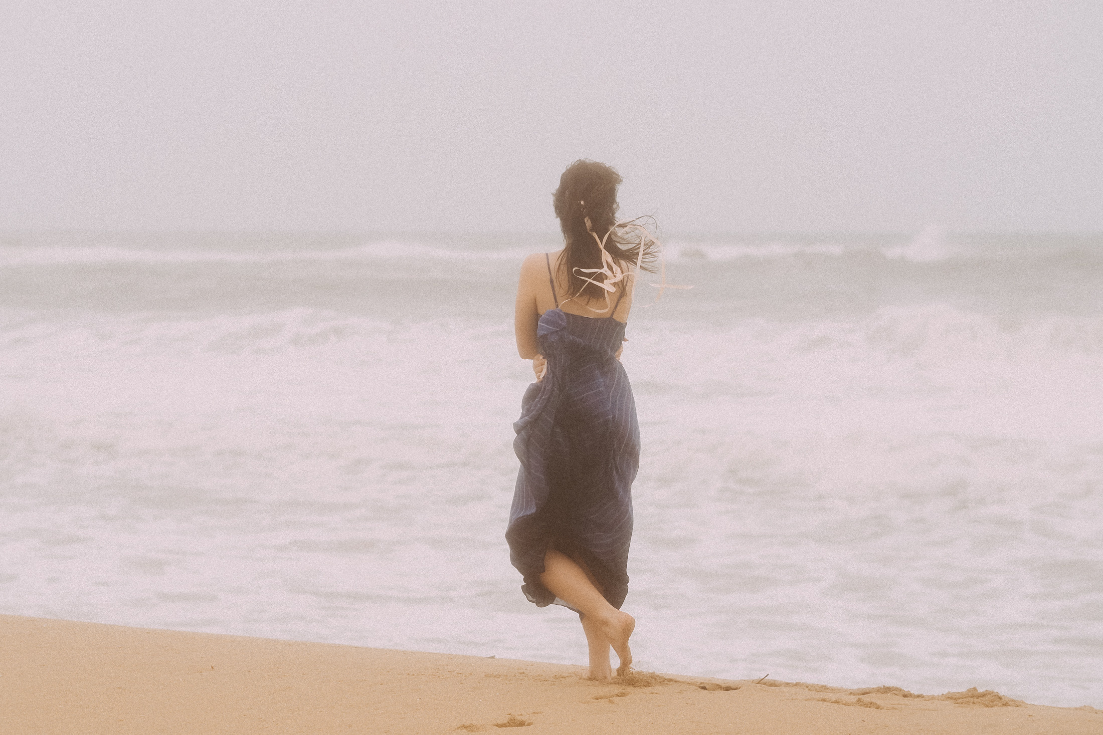 Море, шторм, девушка. Фотограф в Барселоне Валиулова Ася