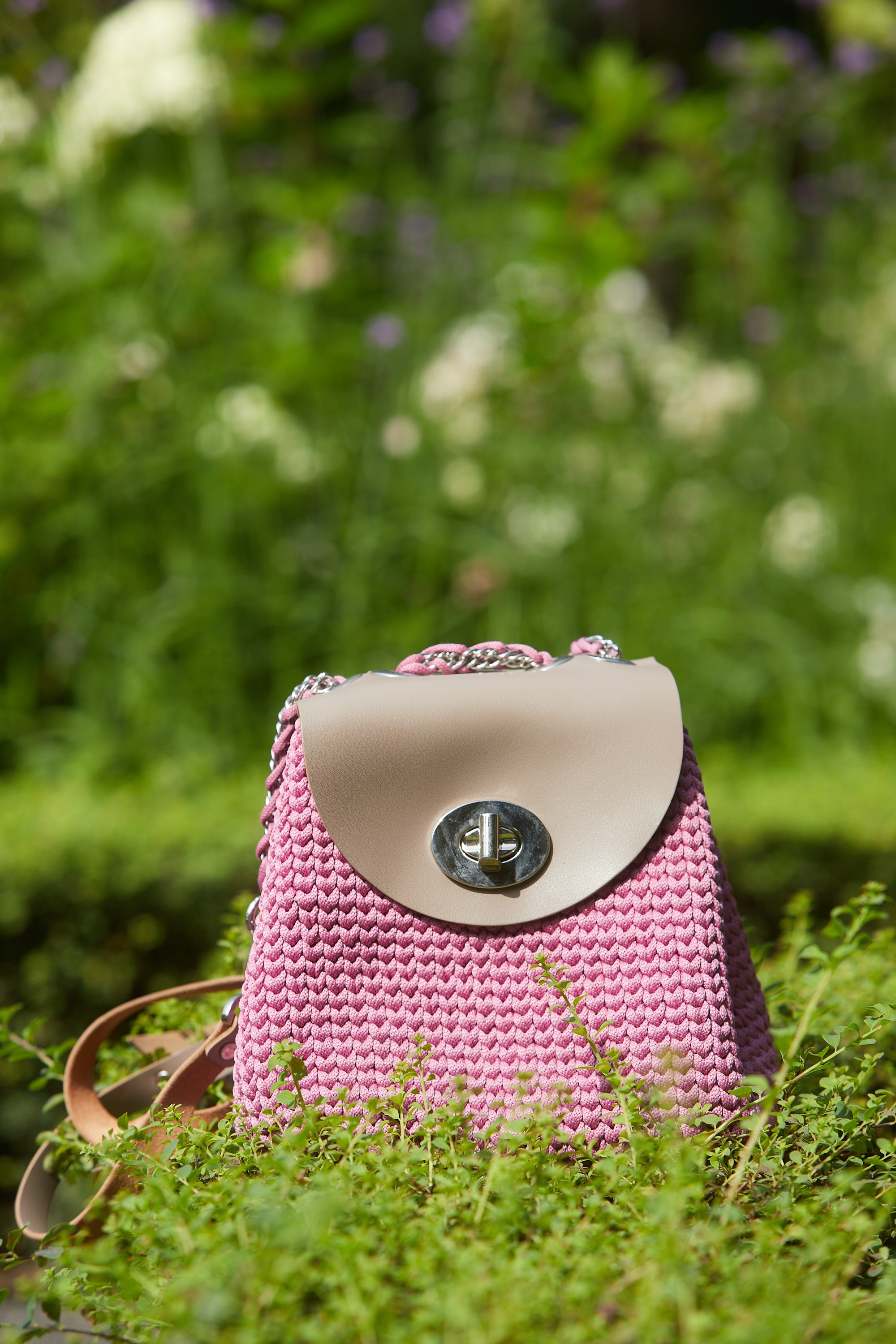 Предметная съёмка аксессуара с кожаными вставками.