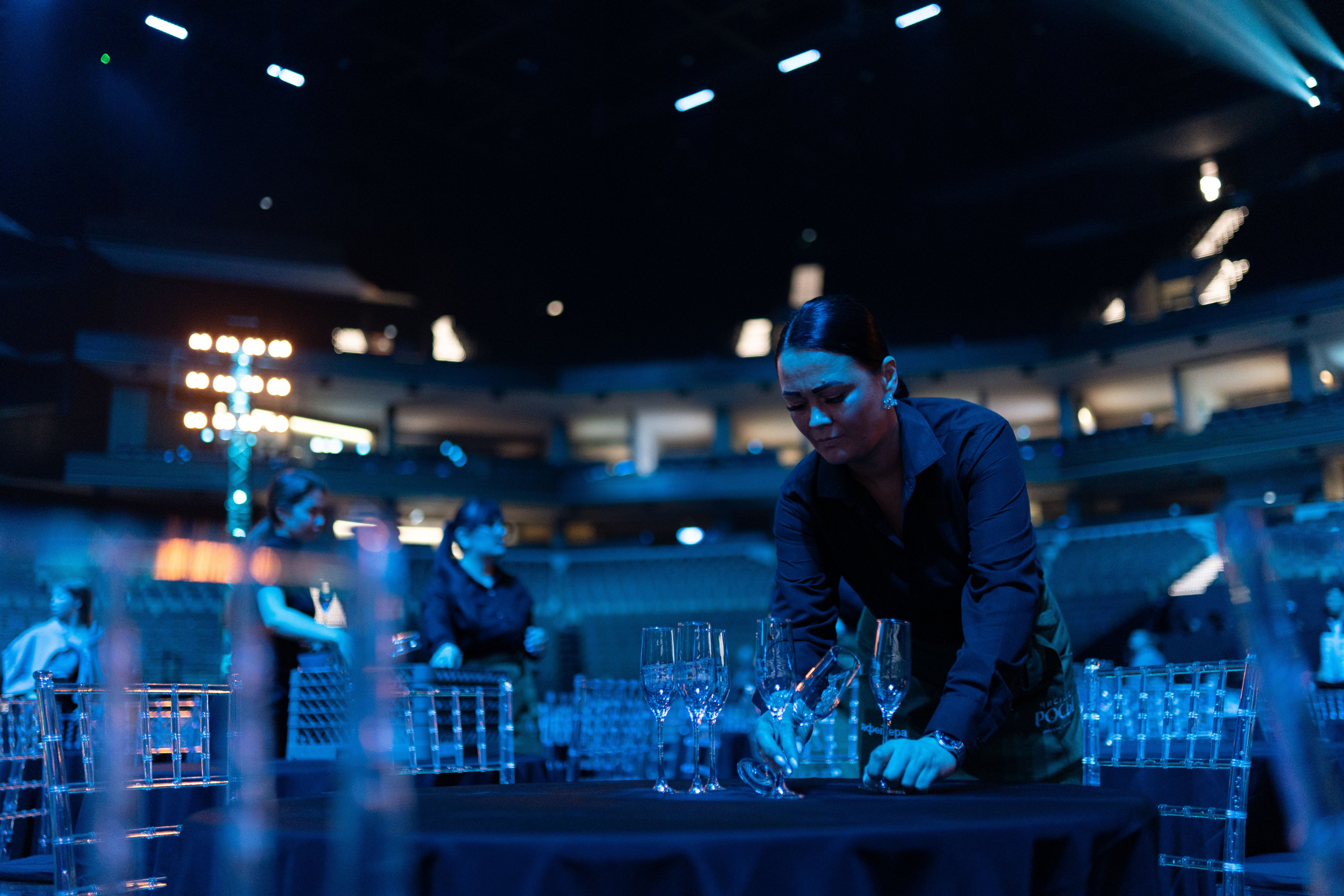 Кейтеринг  — фуд-фотография: Фуршетный стол с десертами и закусками