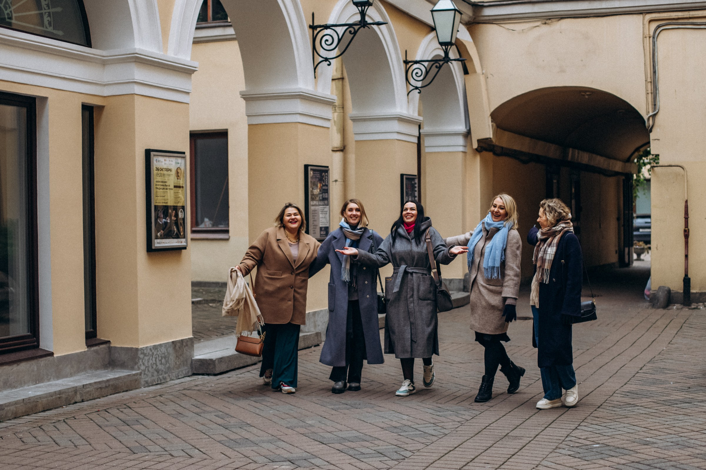 Маргарита с подругами в октябре. Фотопрогулка в Петербурге. Индивидуальный и семейный фотограф в Санкт-Петербурге