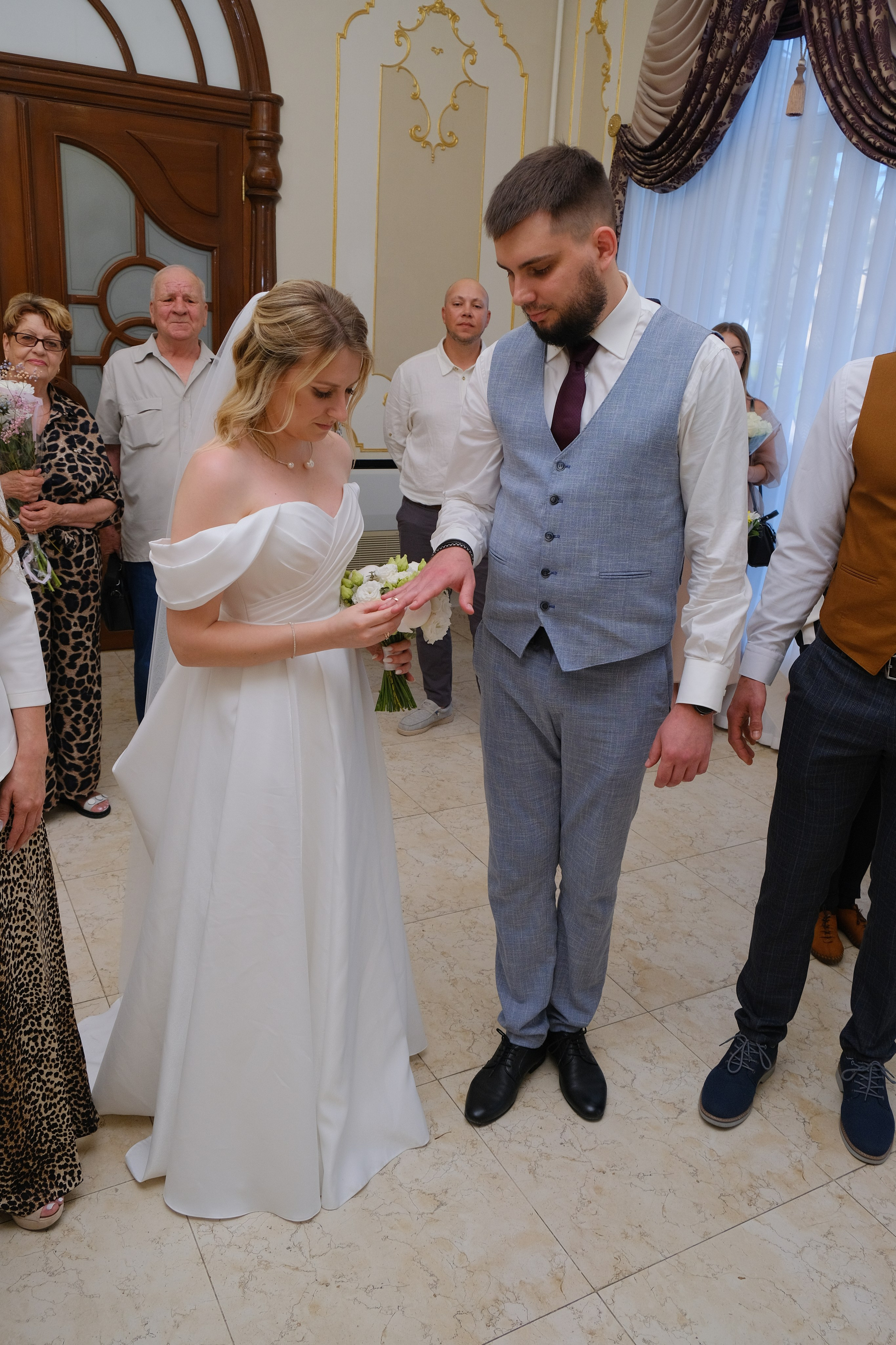 Свадебная фотосессия в Старая ялтинская дорога, фотолент. Профессиональная фотосъемка в Крыму. Натуральные эмоции и живые кадры. Забронируйте дату прямо сейчас!