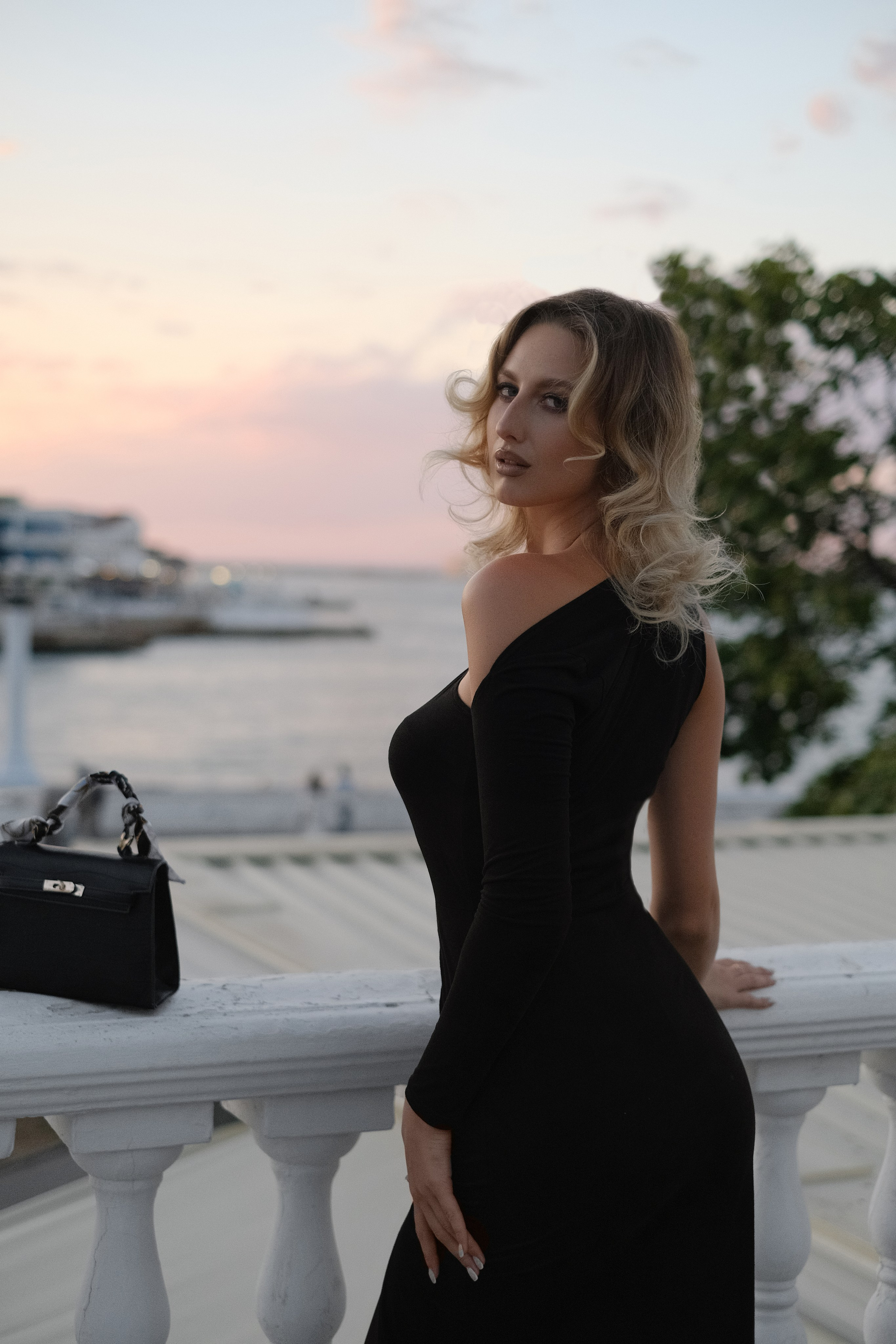 Дарья в центре города и осеннем лесу. Профессиональная фотосъемка в Крыму. Натуральные эмоции и живые кадры. Забронируйте дату прямо сейчас!