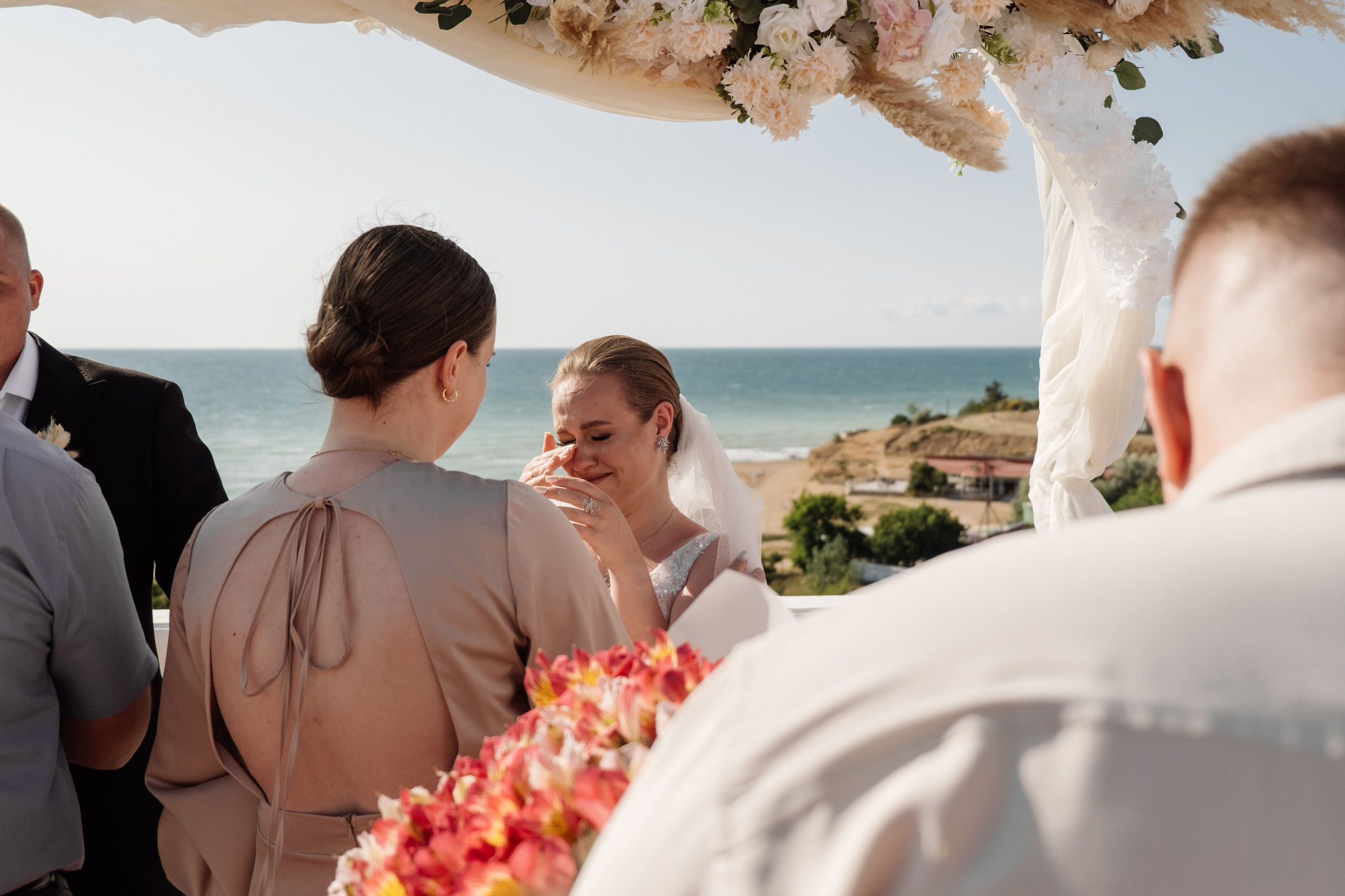 Свадебный ретопртаж. Профессиональная фотосъемка в Крыму. Натуральные эмоции и живые кадры. Забронируйте дату прямо сейчас!