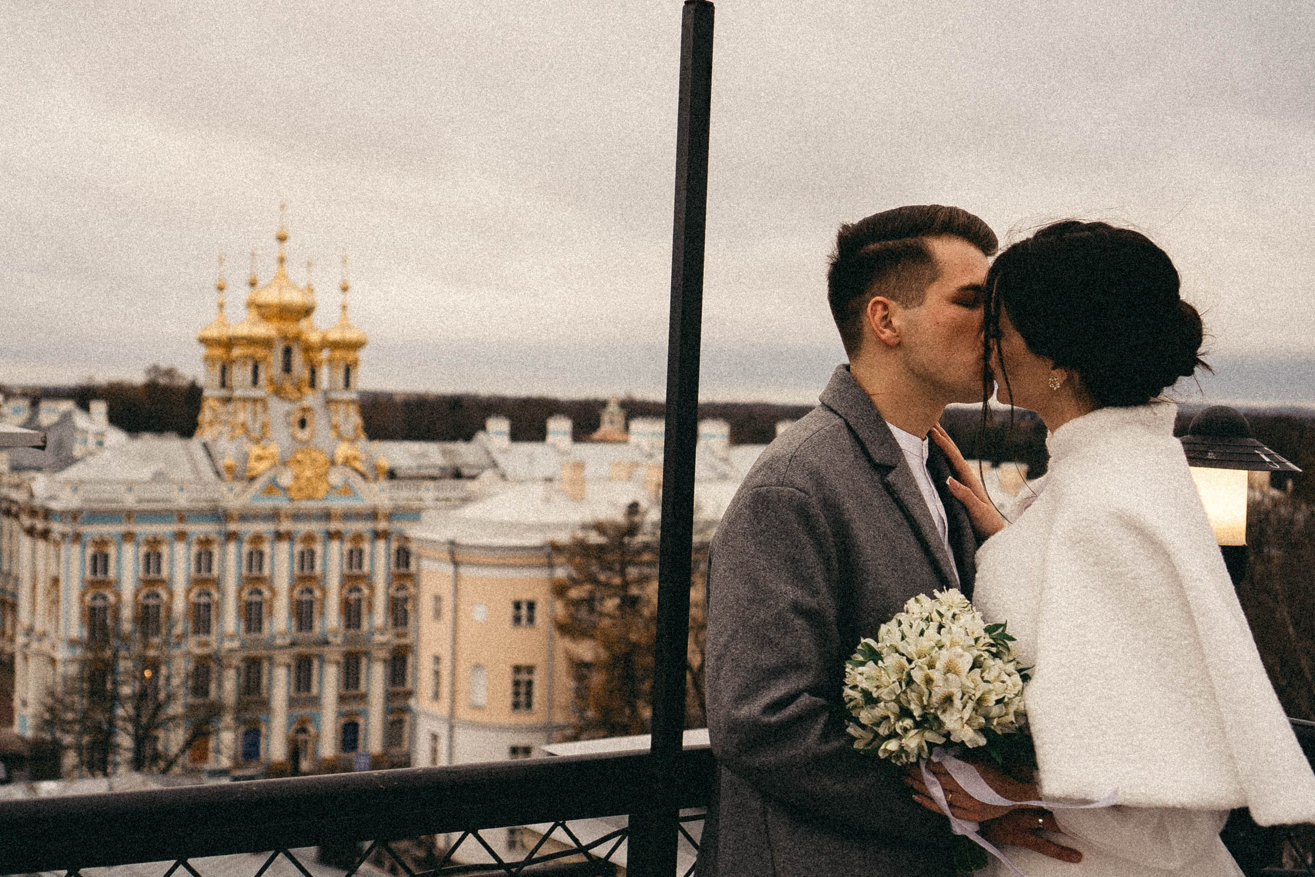 СВАДЕБНАЯ СЬЕМКА ПАРЫ В ГОРОДЕ ПУШКИН В ПАРКЕ ЕКАТЕРИНЕНСКОМ В НОЯБРЕ. Профессиональный фотограф, Санкт-Петербург — Виктория Богомолова