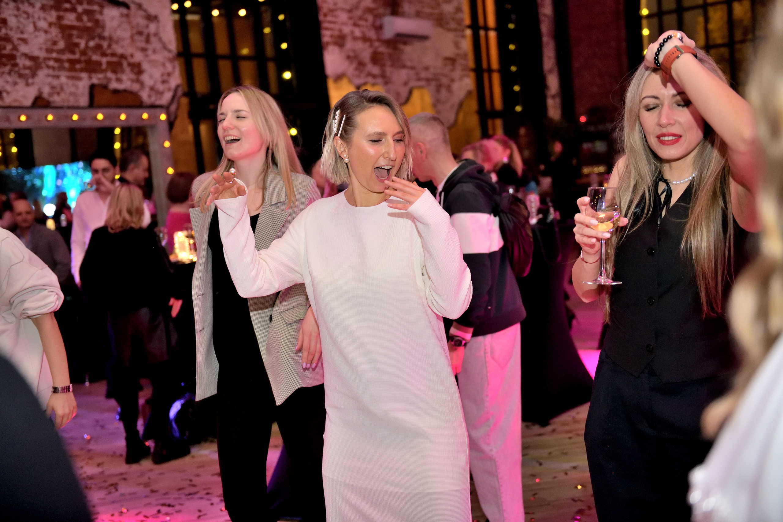 "Сотрудники танцуют на корпоративе".