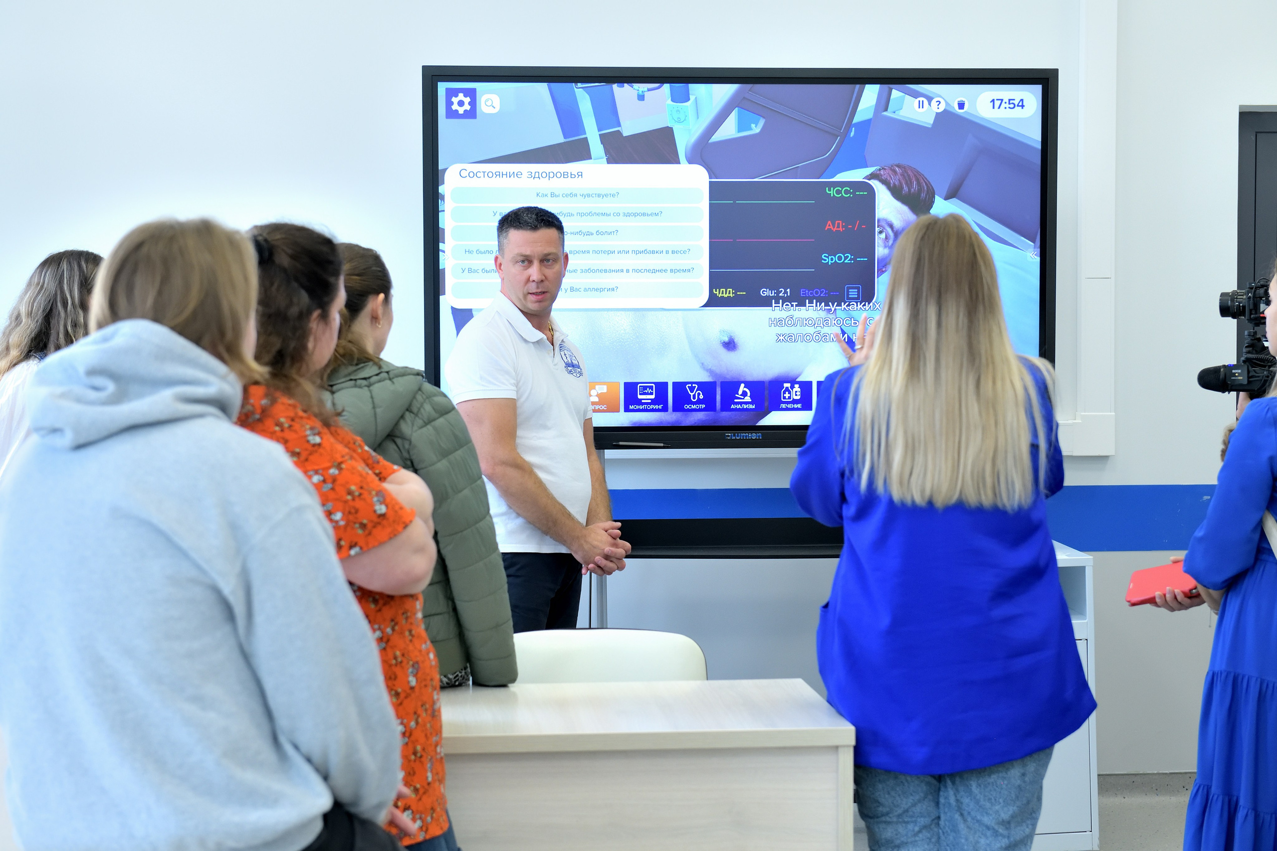 "Открытое заседание журналистов в медицинском колледже в городе Москве".