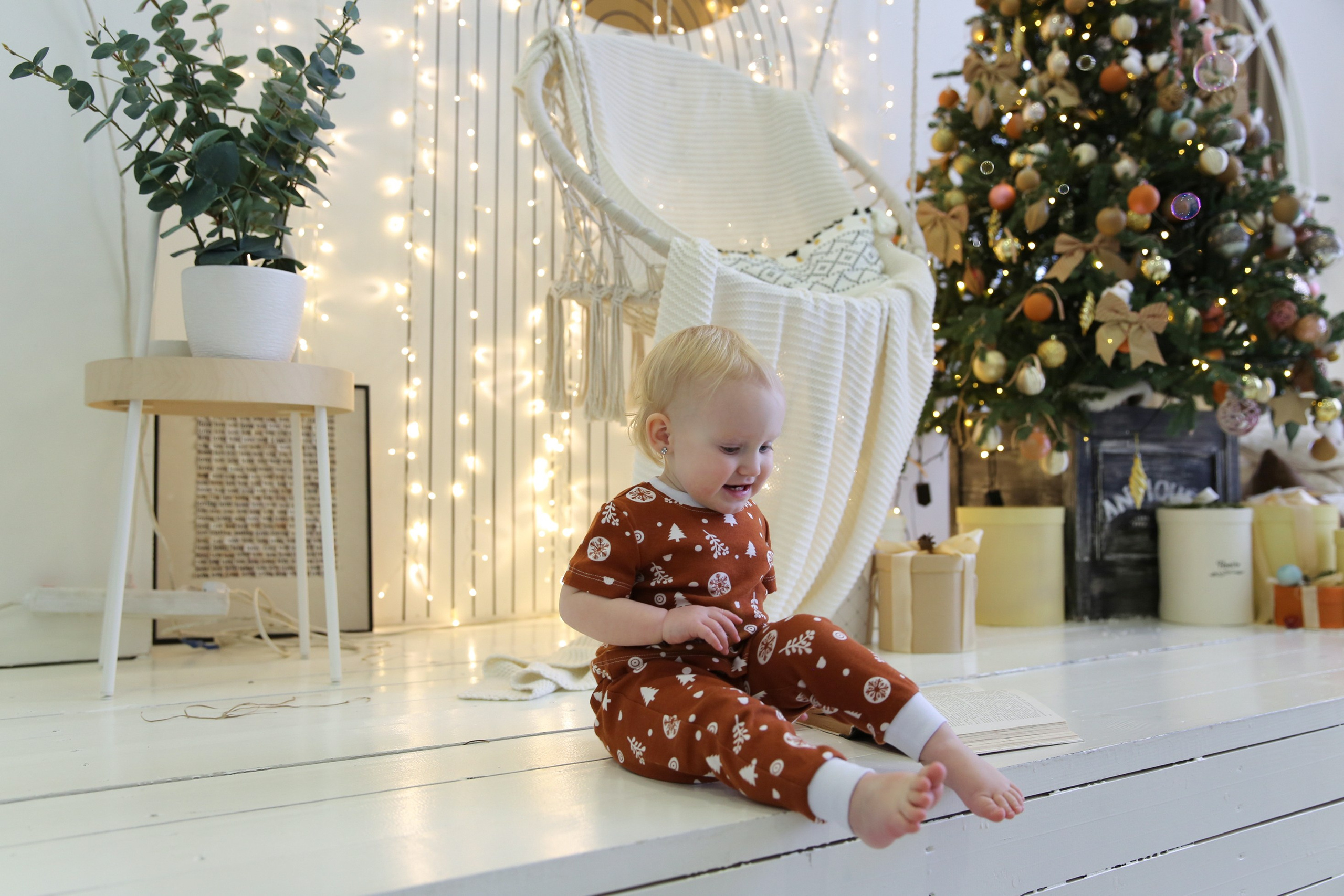 Новогодняя семейная фотосессия в студии с елкой. Свадебный и портретный фотограф в Санкт-Петербурге Надежда Чечулина
